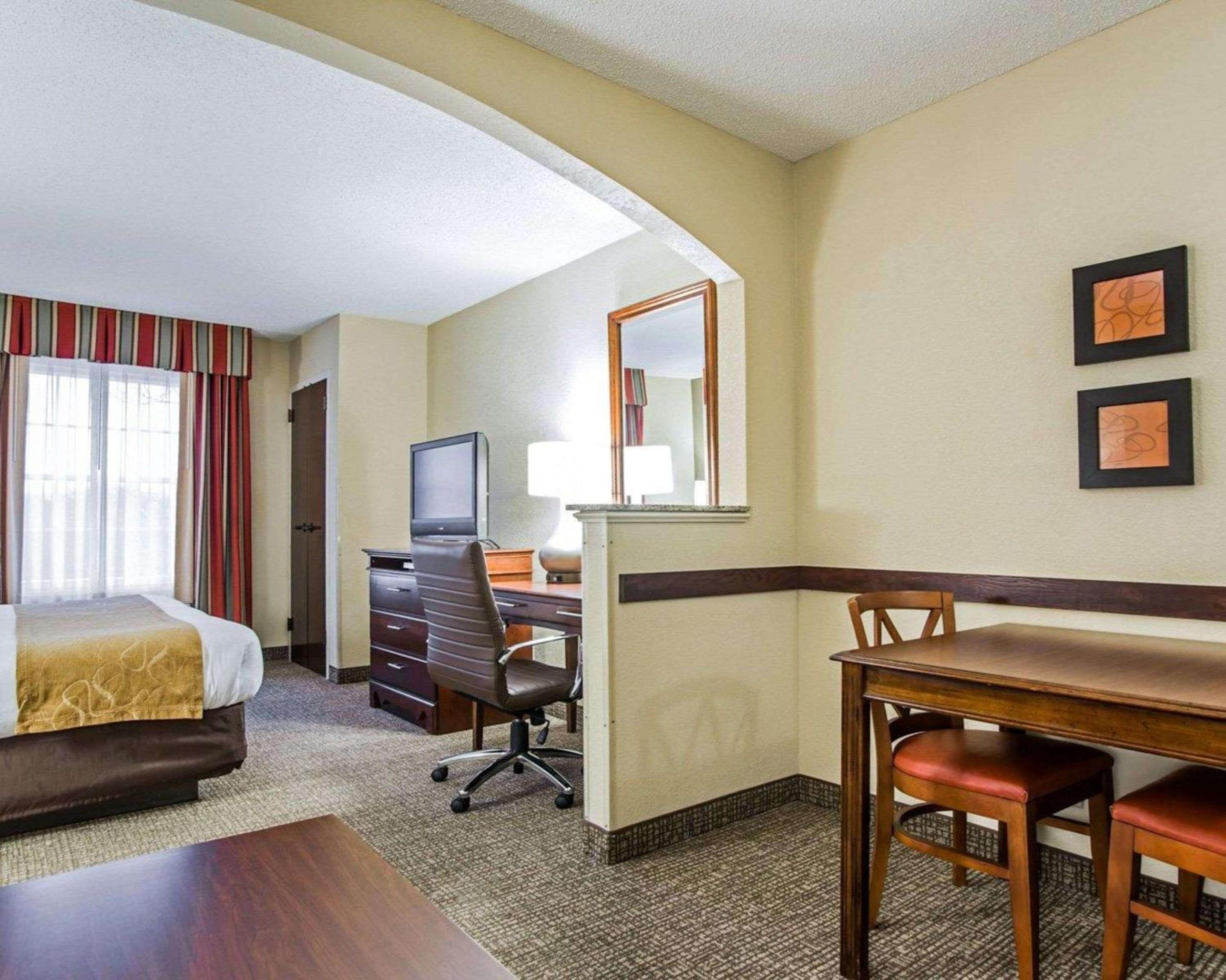 King Suite - Non-Smoking - Photo 8