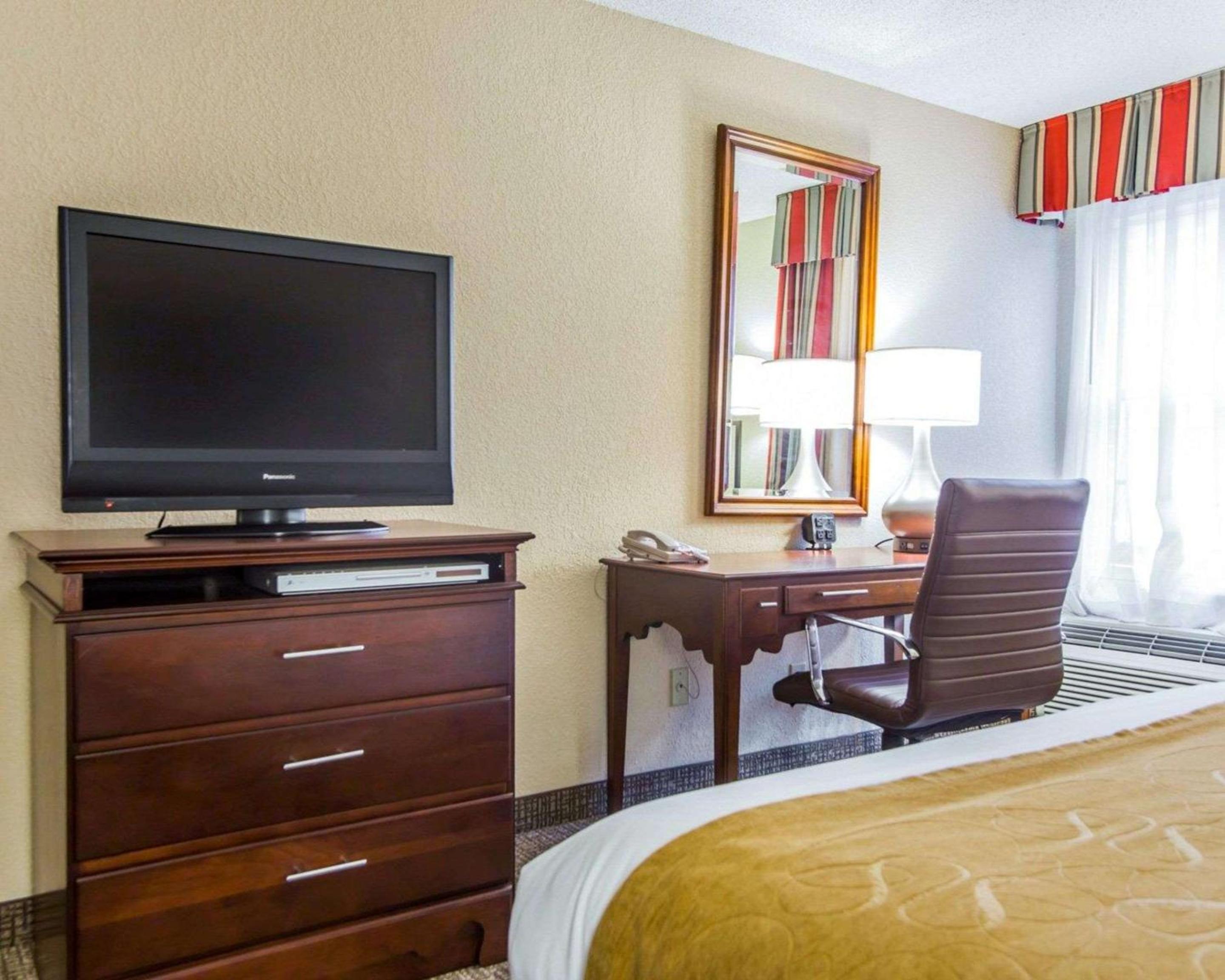 King Suite - Non-Smoking - Photo 9