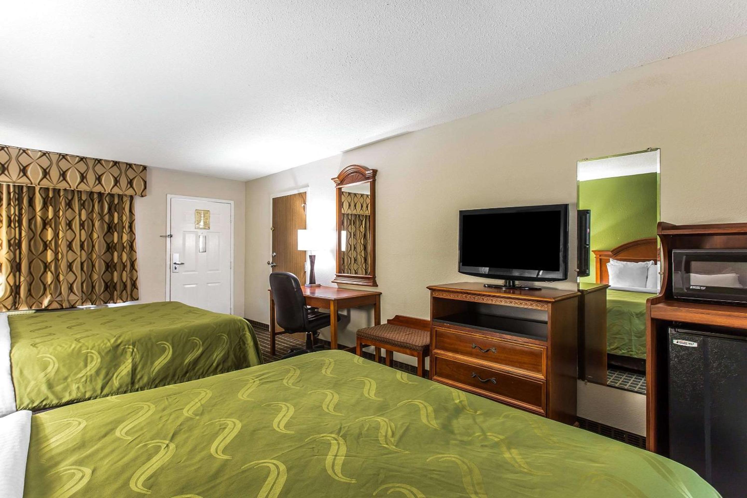 Queen Room with Two Queen Beds - Non-Smoking - Photo 4
