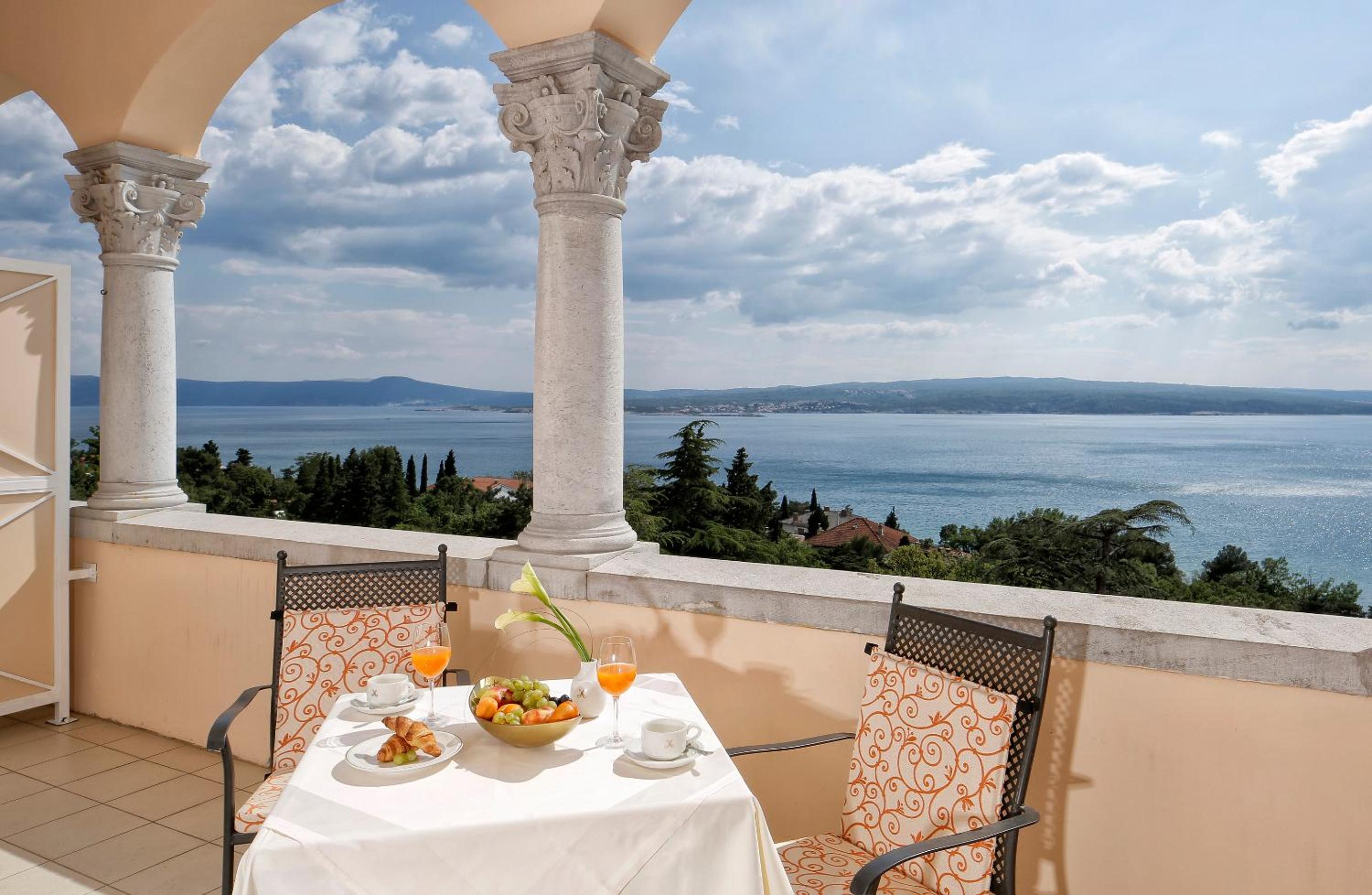 Superior Double Room with Balcony and Sea View - Photo 2