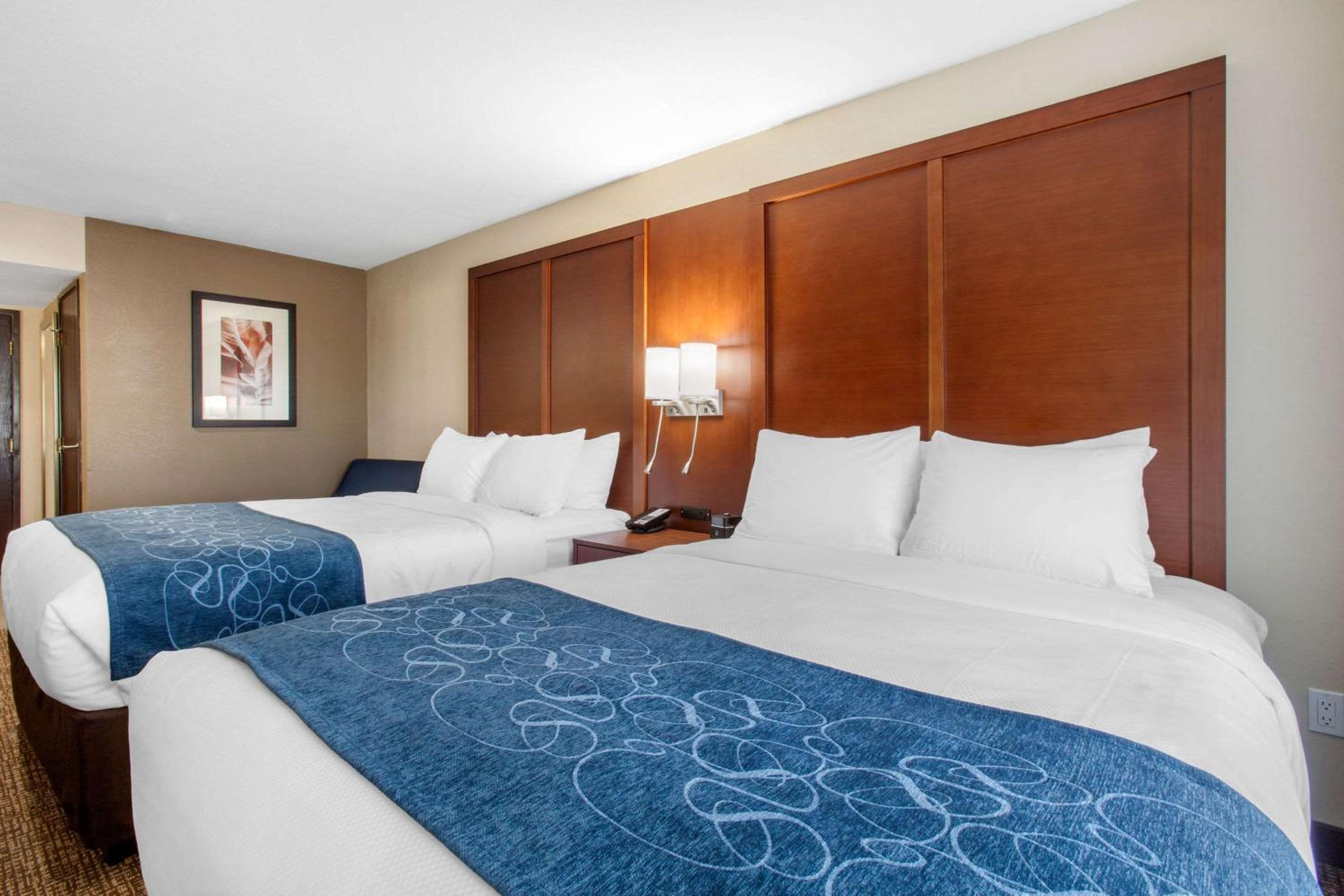 Queen Suite with Two Queen Beds - Non-Smoking photo 1
