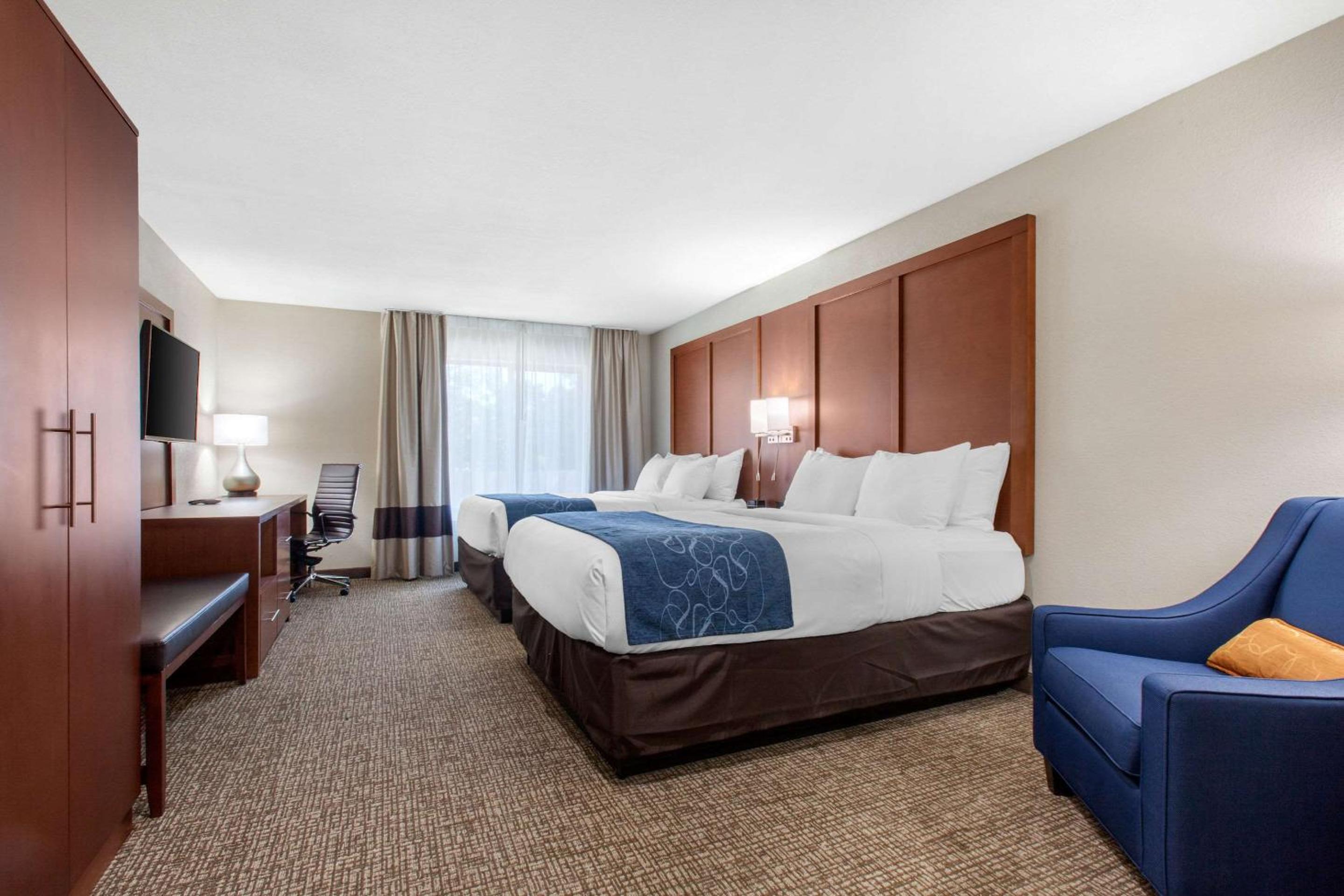 Queen Room with Two Queen Beds - Non-Smoking photo 1