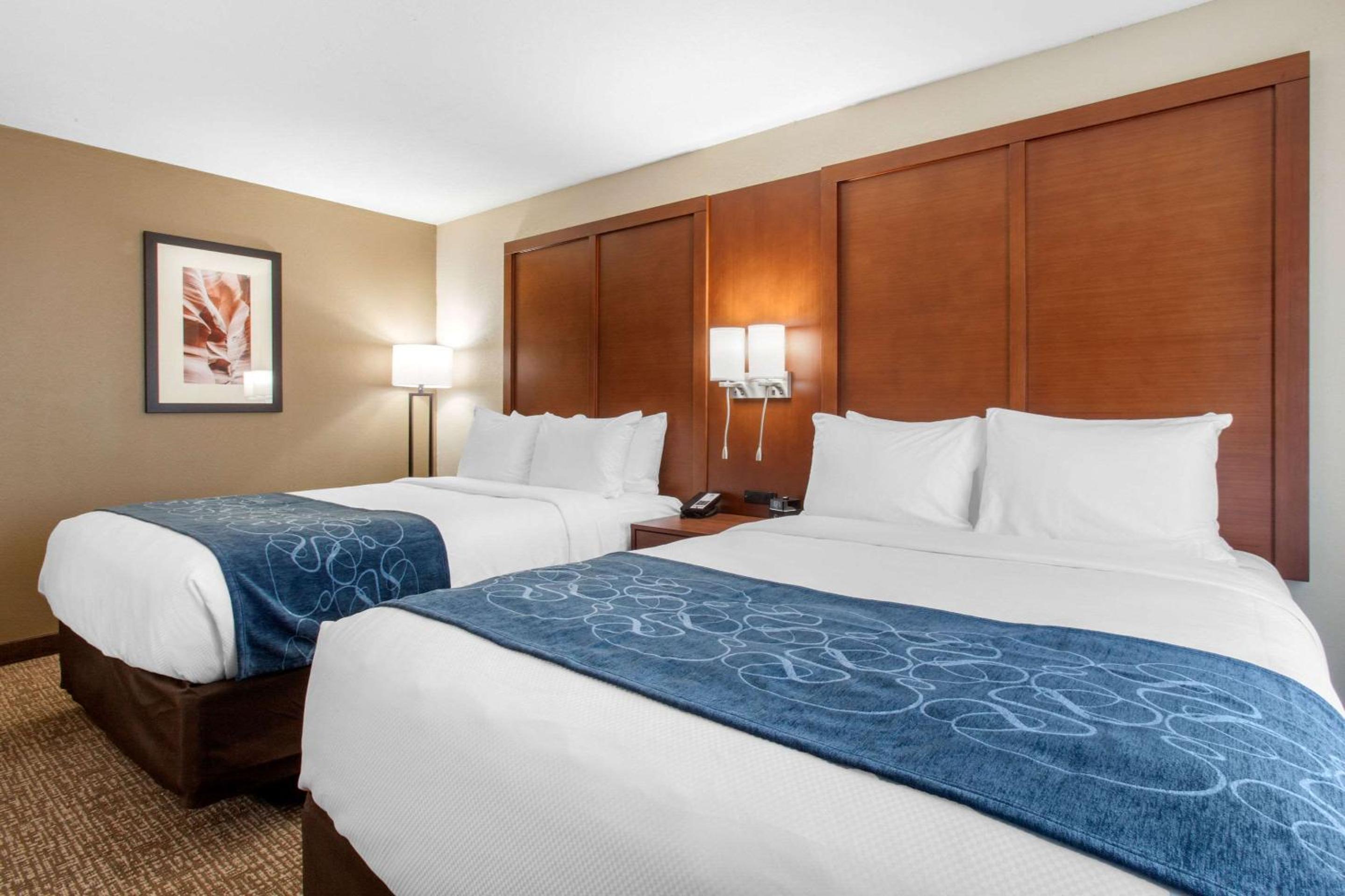 Queen Room with Two Queen Beds - Accessible/Non-Smoking photo 3
