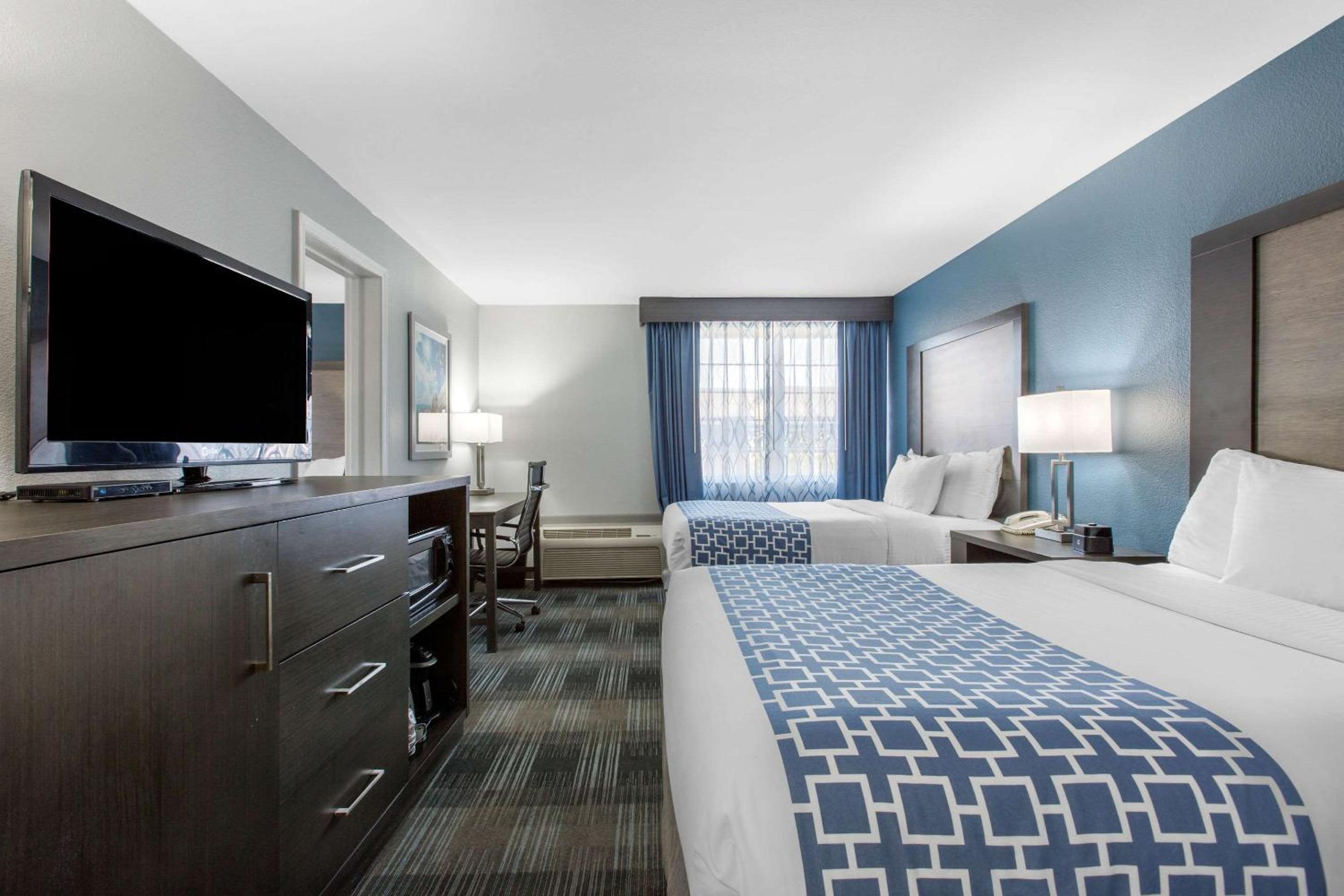 Queen Room with Two Queen Beds - Non-Smoking - Photo 8