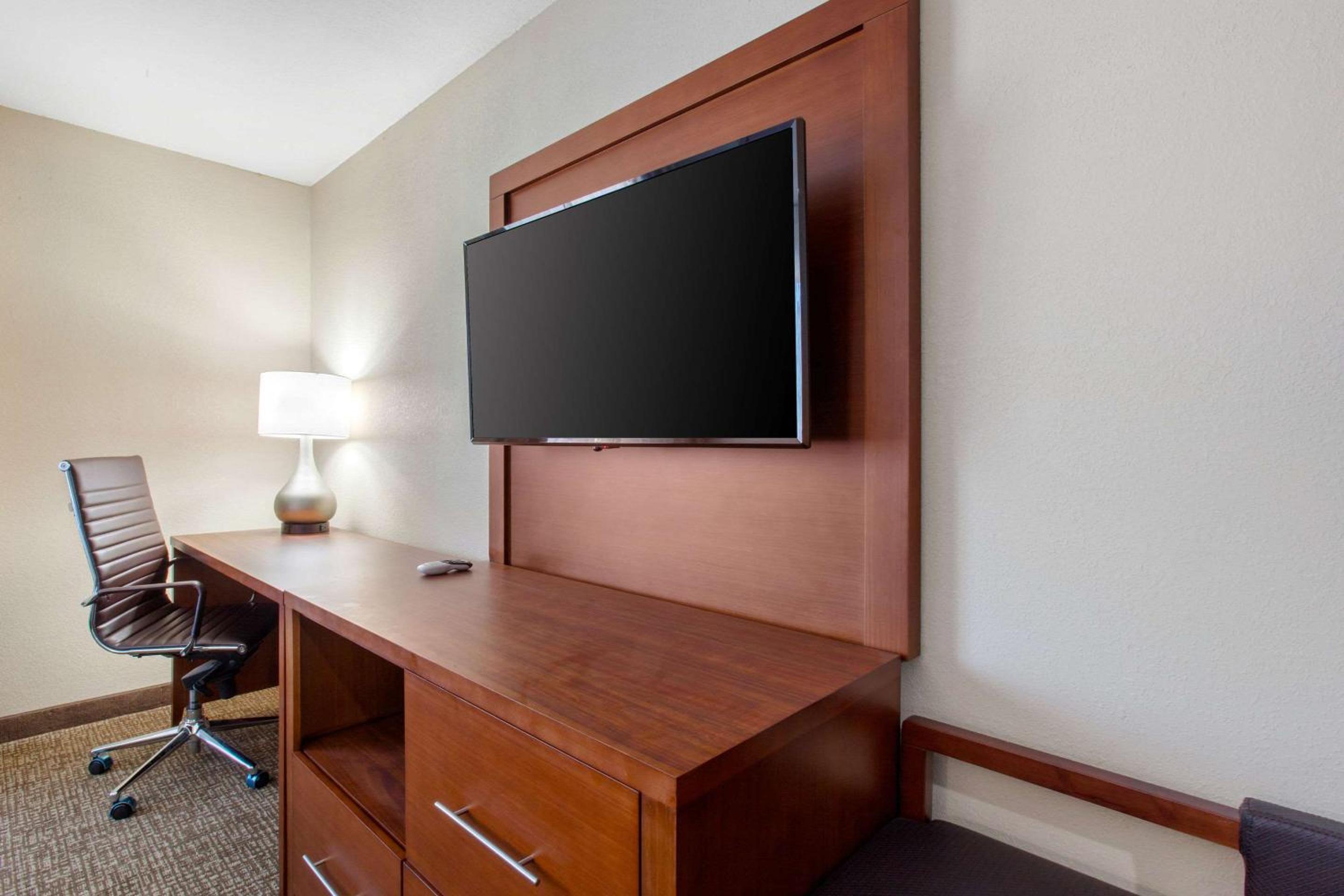 Queen Suite with Two Queen Beds - Non-Smoking photo 3