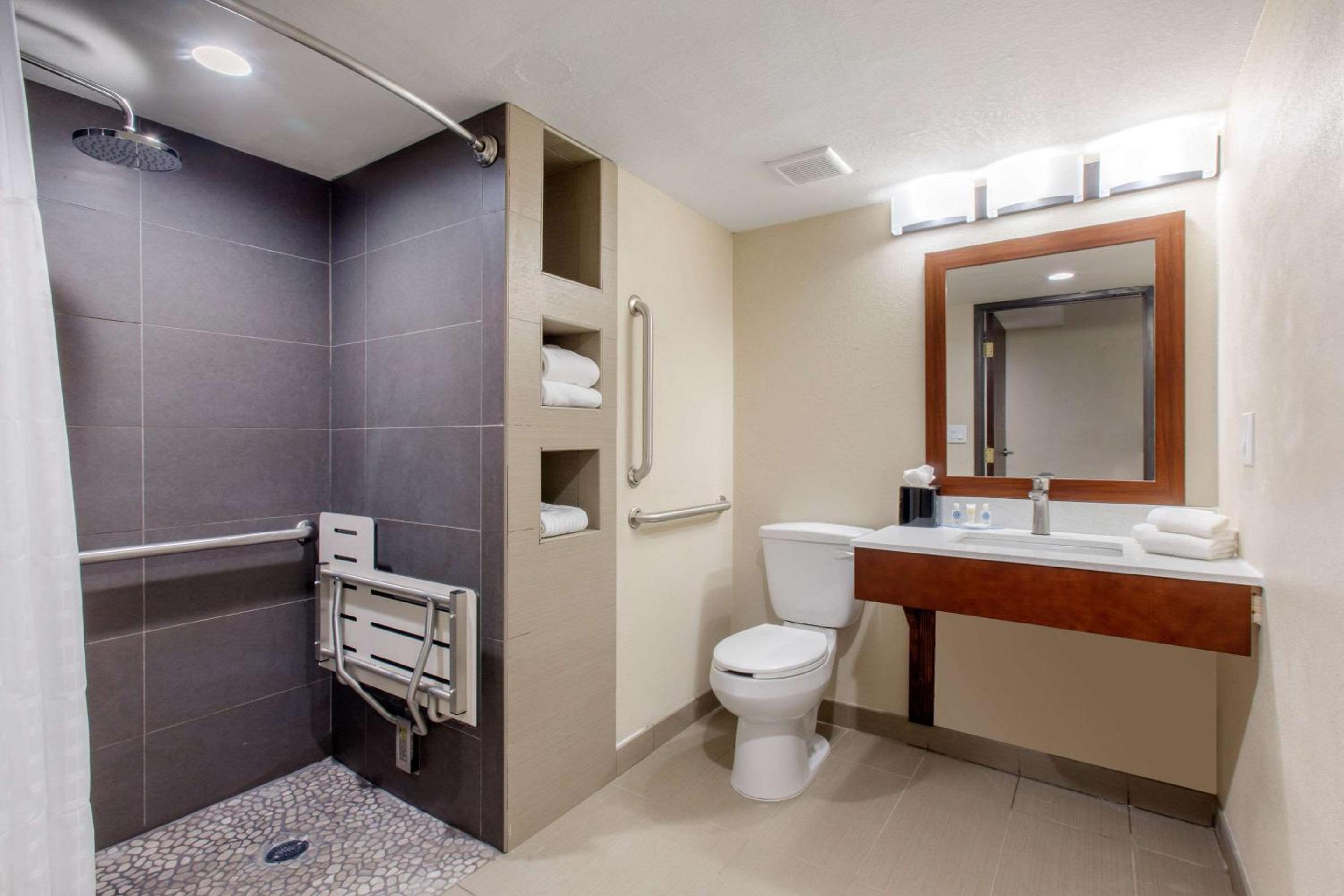 Queen Room with Two Queen Beds - Accessible/Non-Smoking photo 2