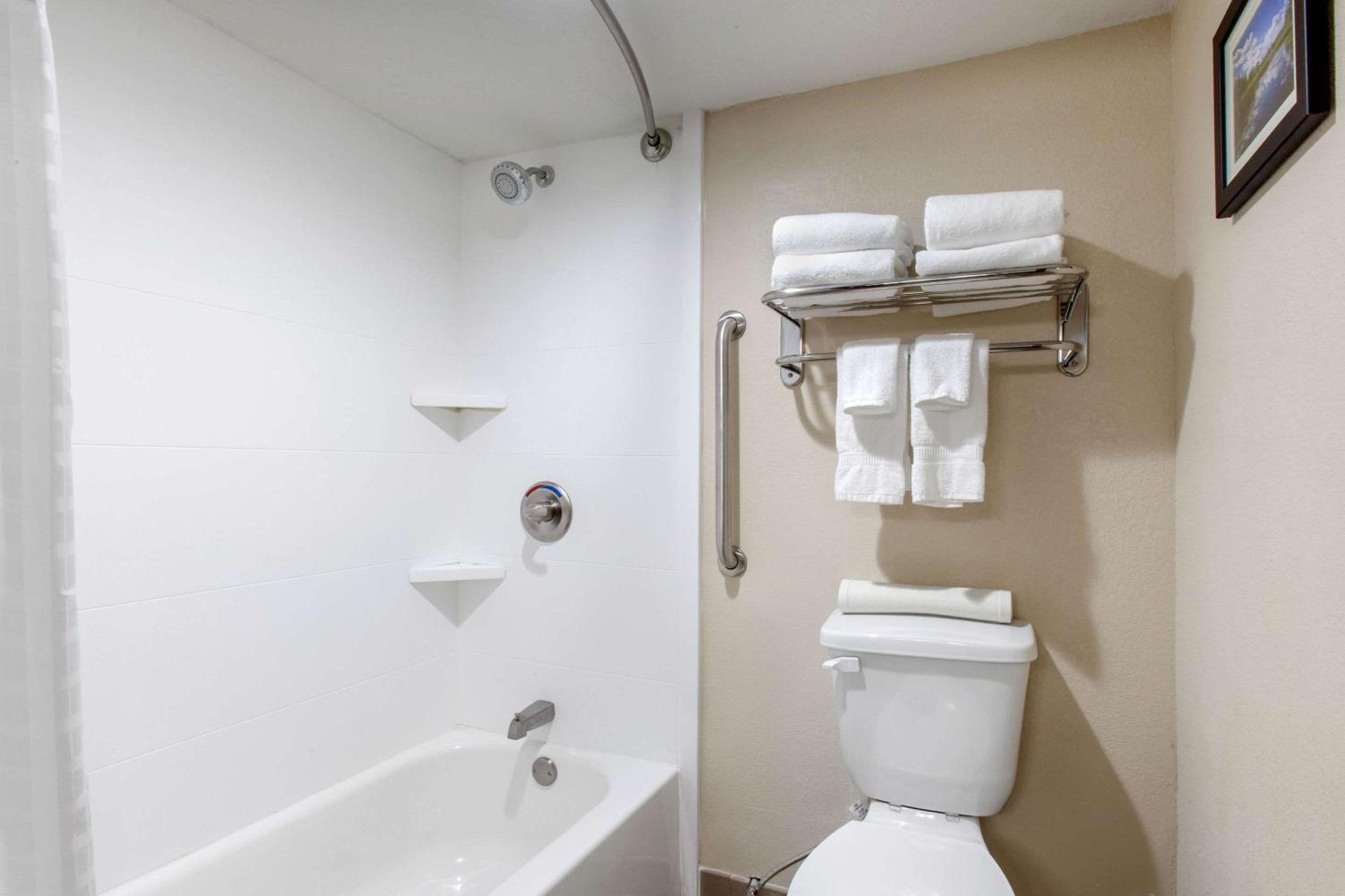 King Suite - Non-Smoking photo 3