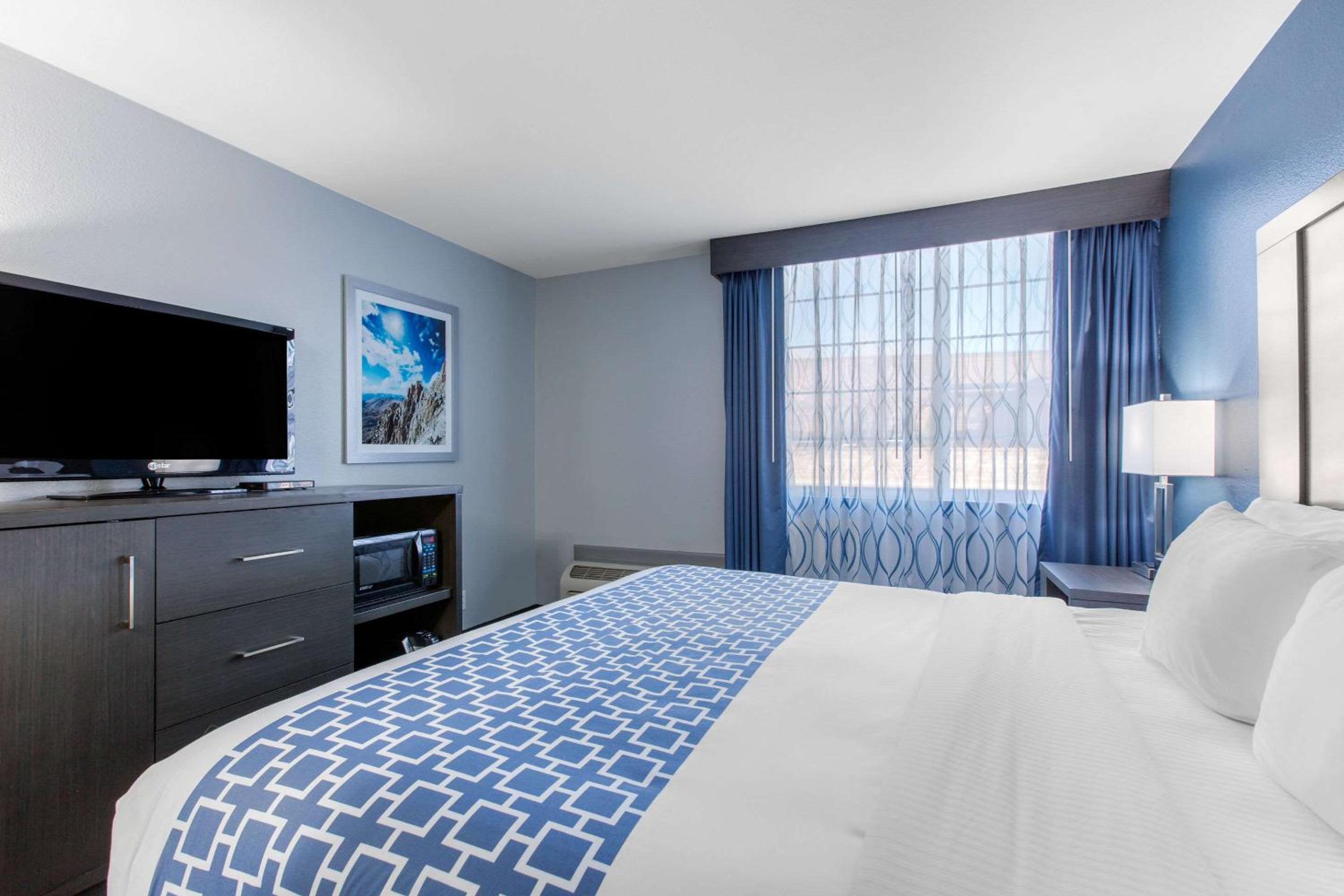 King Room - Non-Smoking - Photo 9