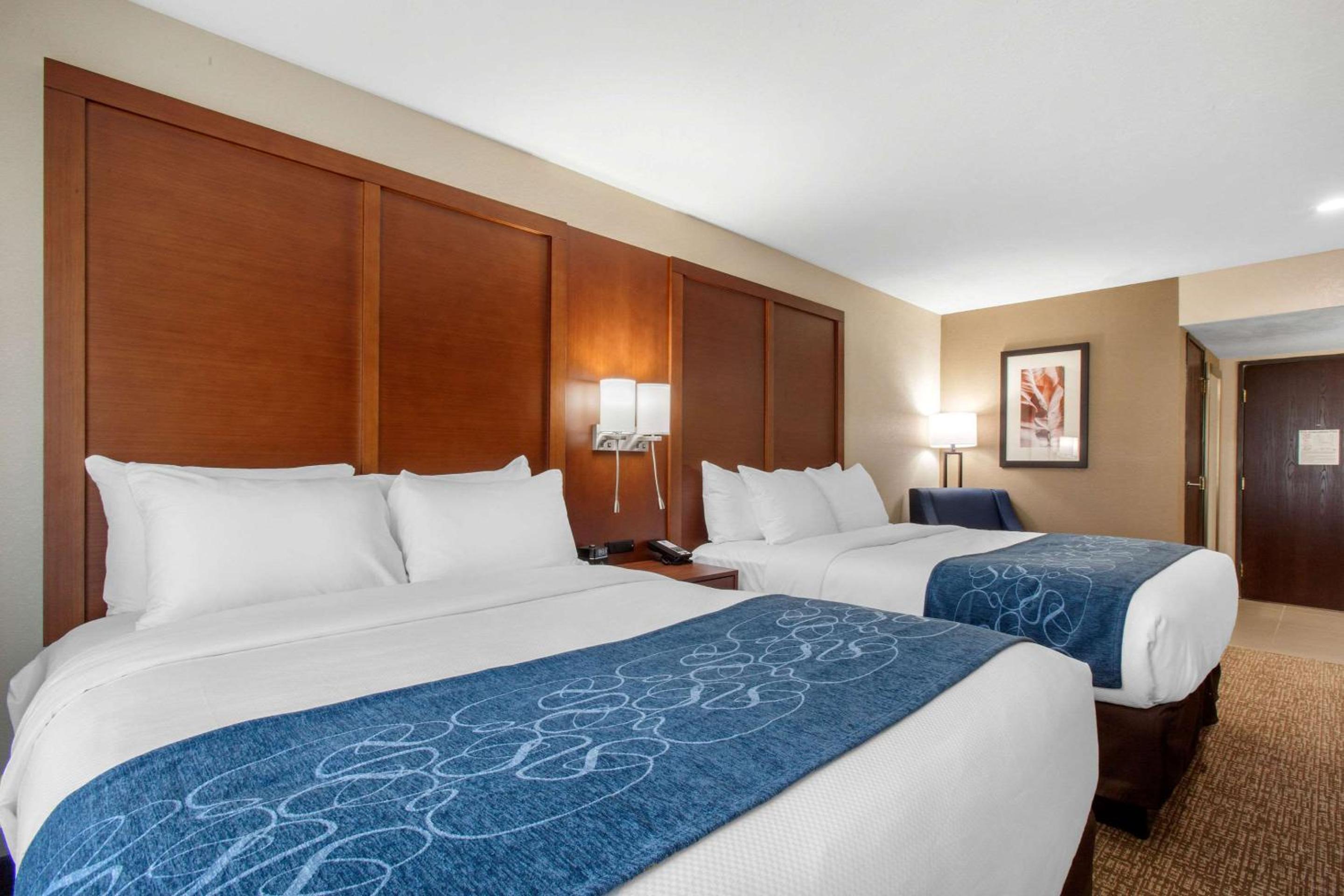 Queen Room with Two Queen Beds - Non-Smoking photo 2