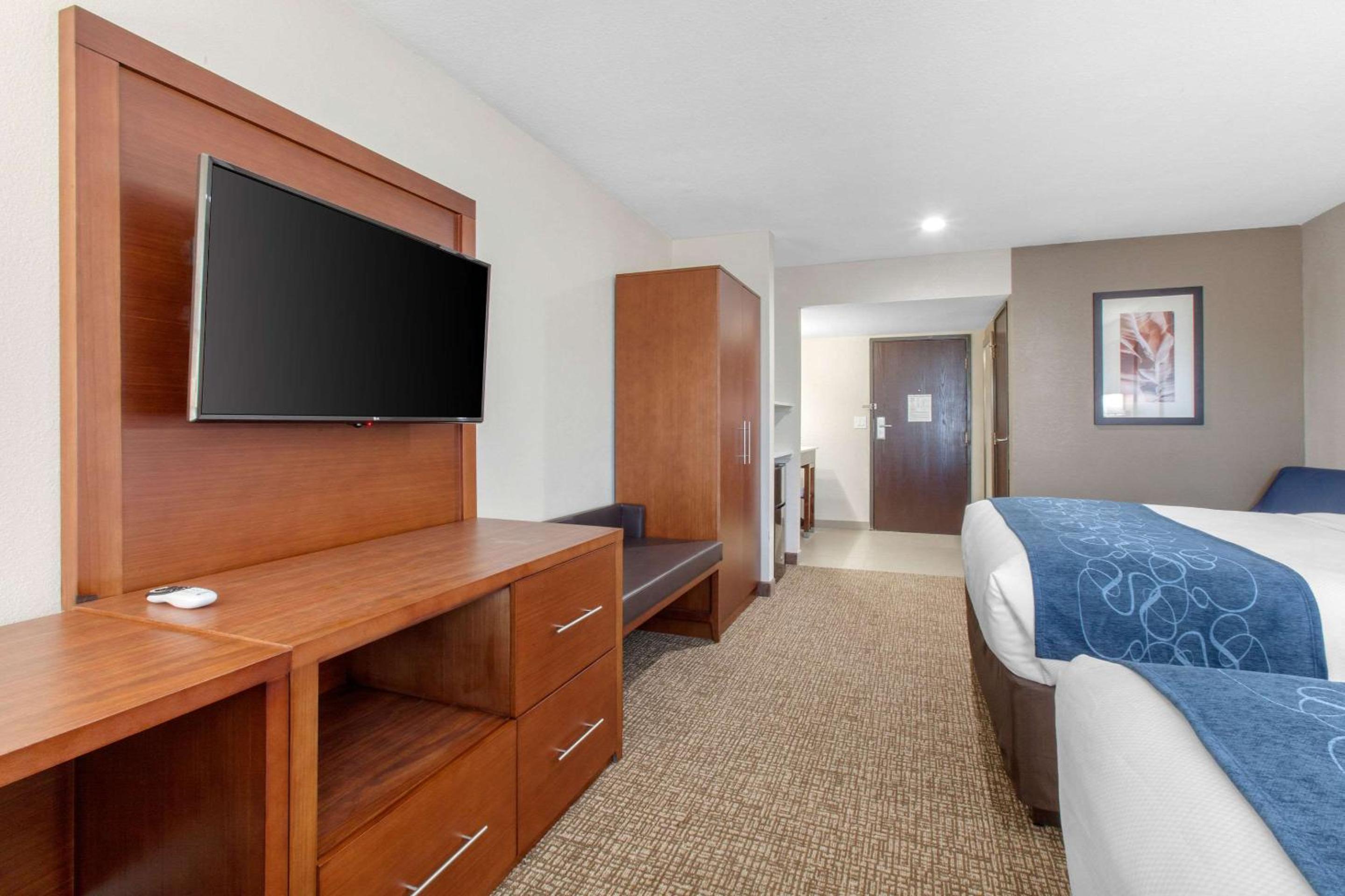 Queen Suite with Two Queen Beds - Non-Smoking photo 2