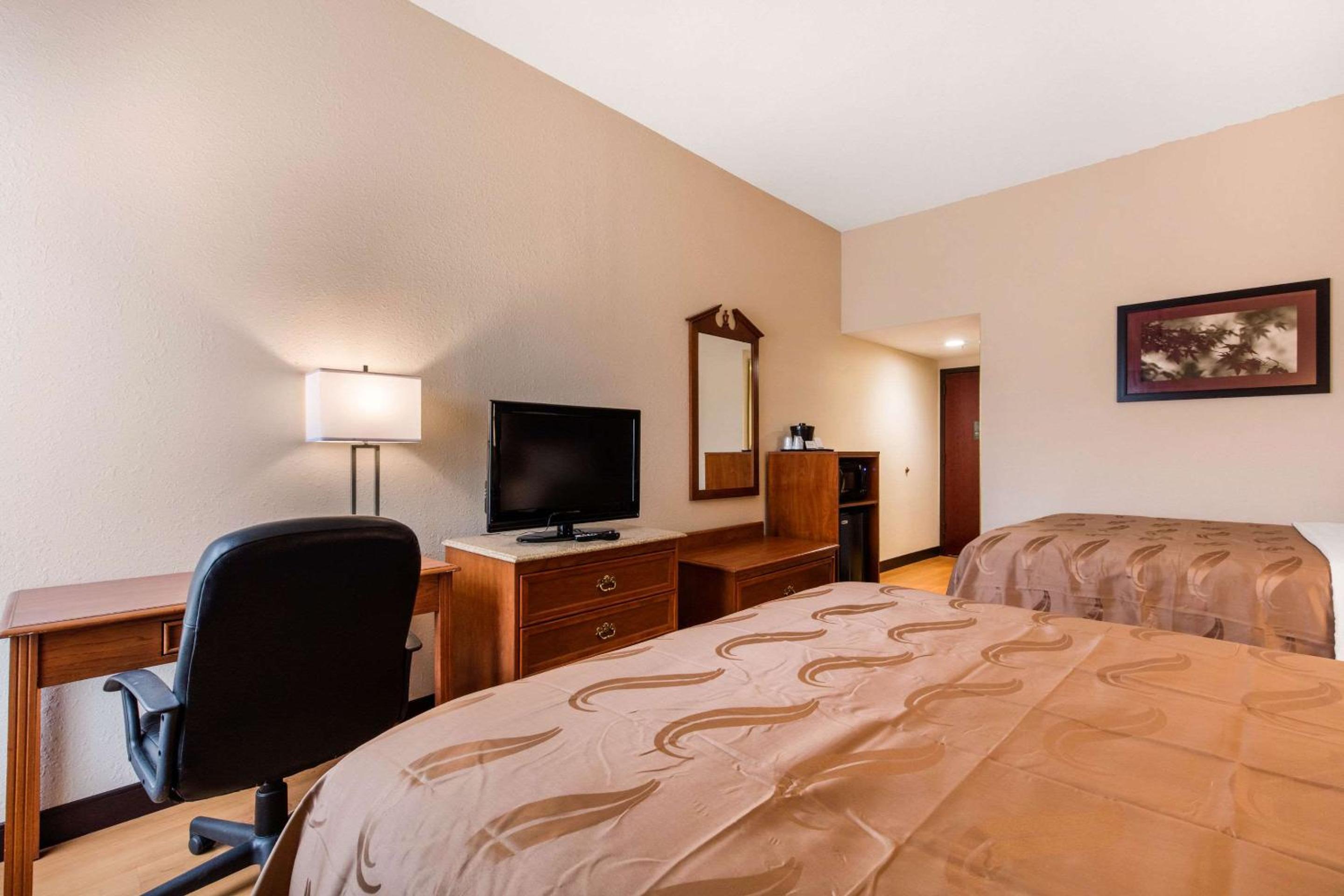 Queen Room with Two Queen Beds - Non-Smoking - Photo 3