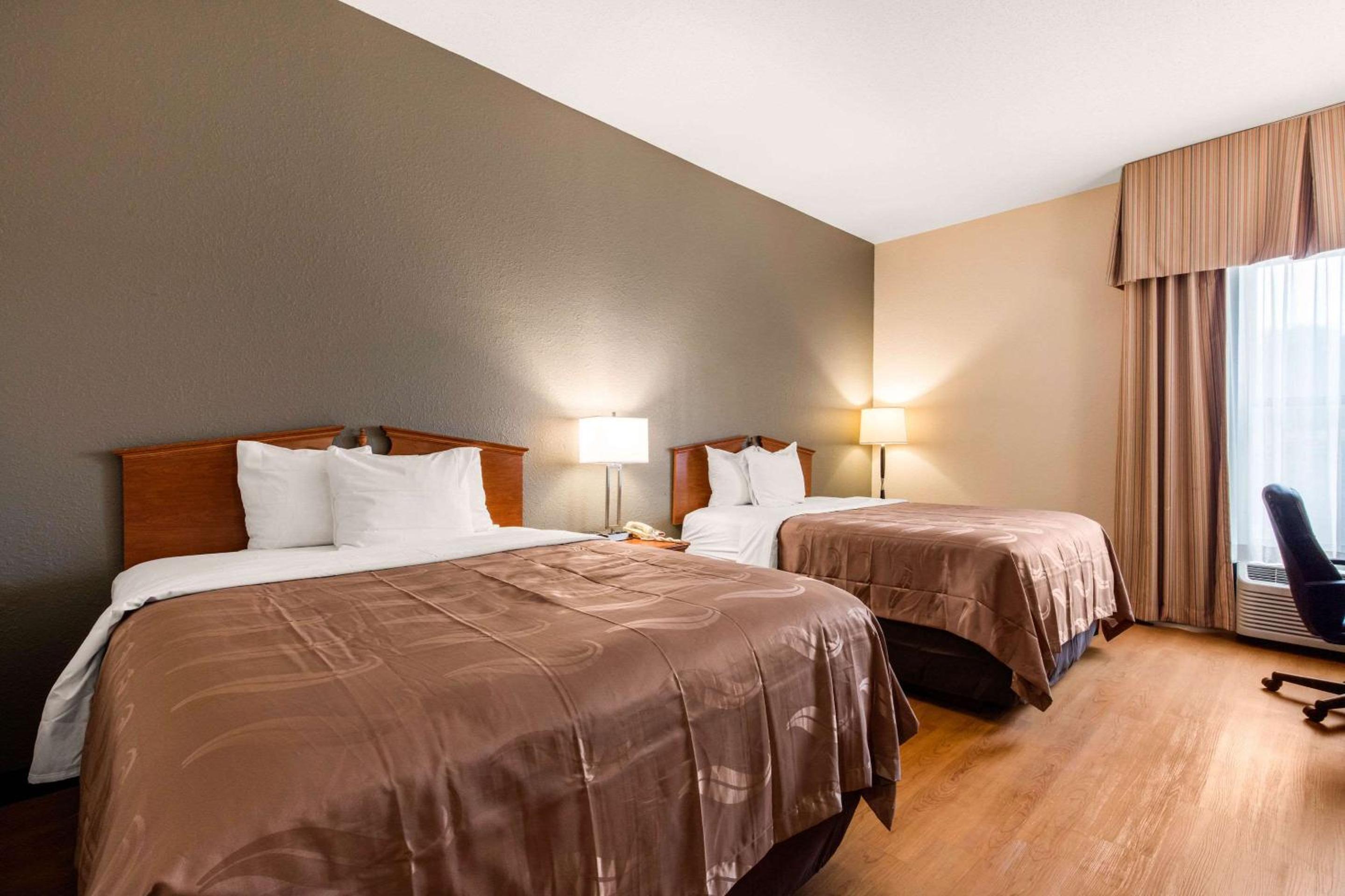 Queen Room with Two Queen Beds - Non-Smoking - Photo 4