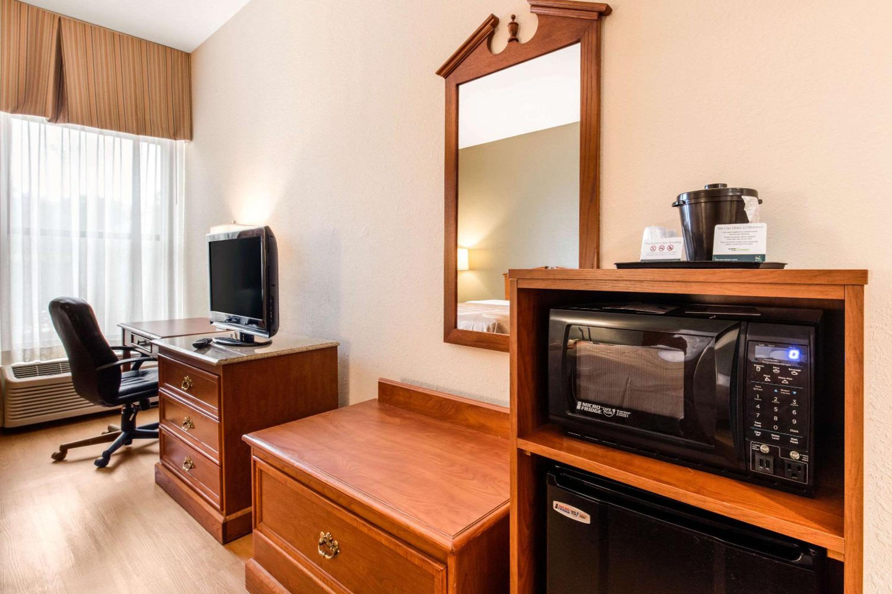 Queen Room with Two Queen Beds - Non-Smoking - Photo 2