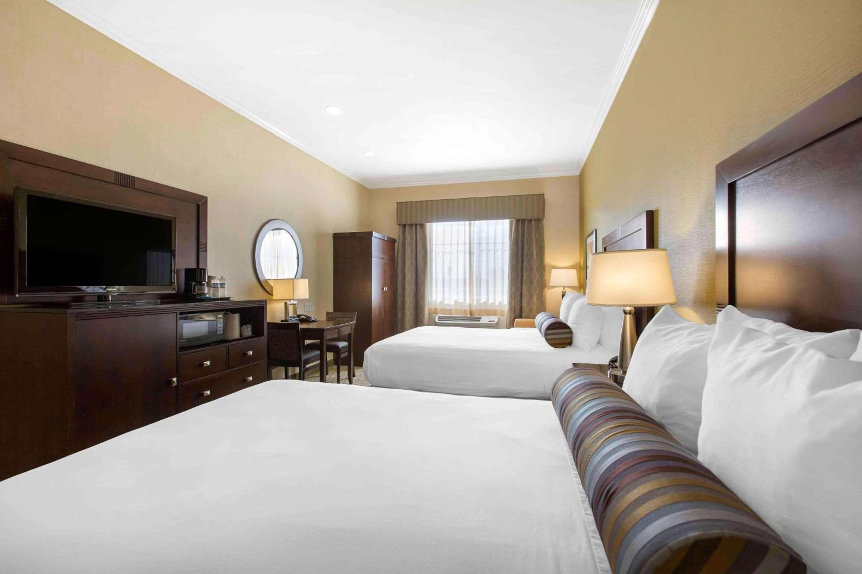 Queen Room with Two Queen Beds - Non-Smoking - Photo 4