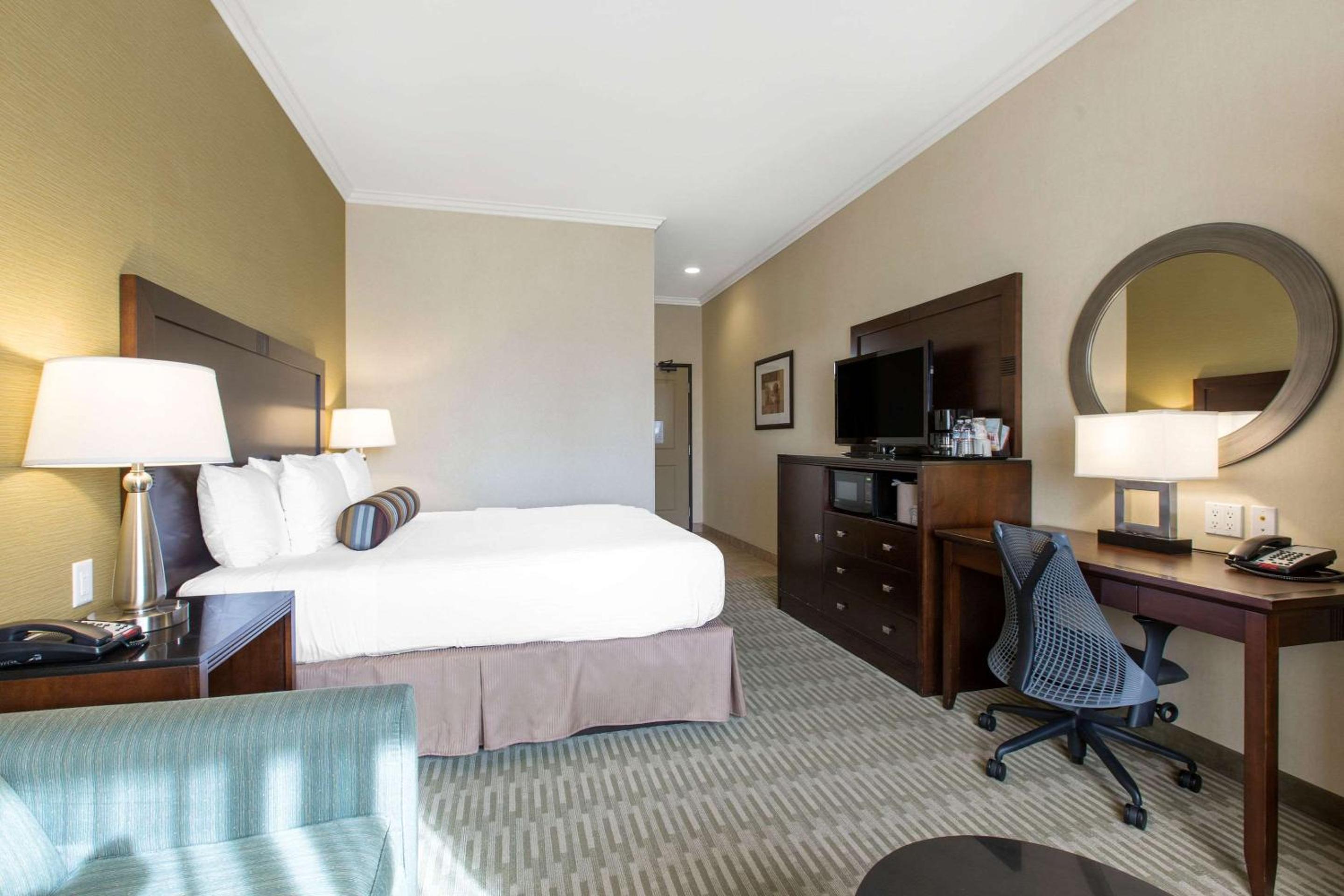 King Room - Non-Smoking - Photo 4