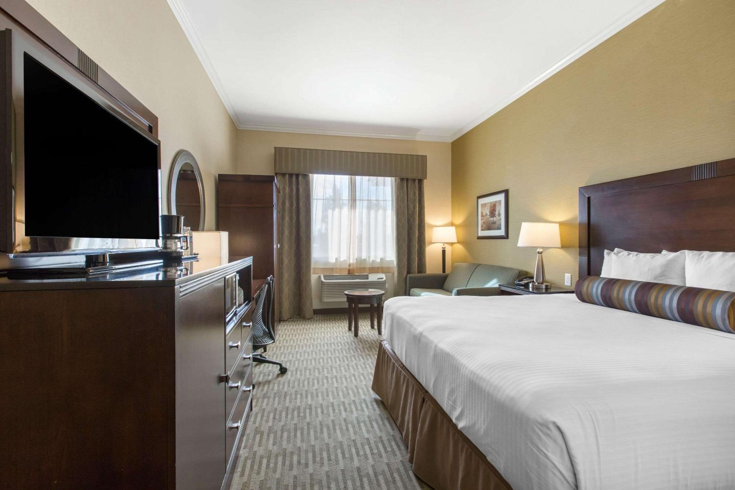 King Room - Non-Smoking - Photo 5
