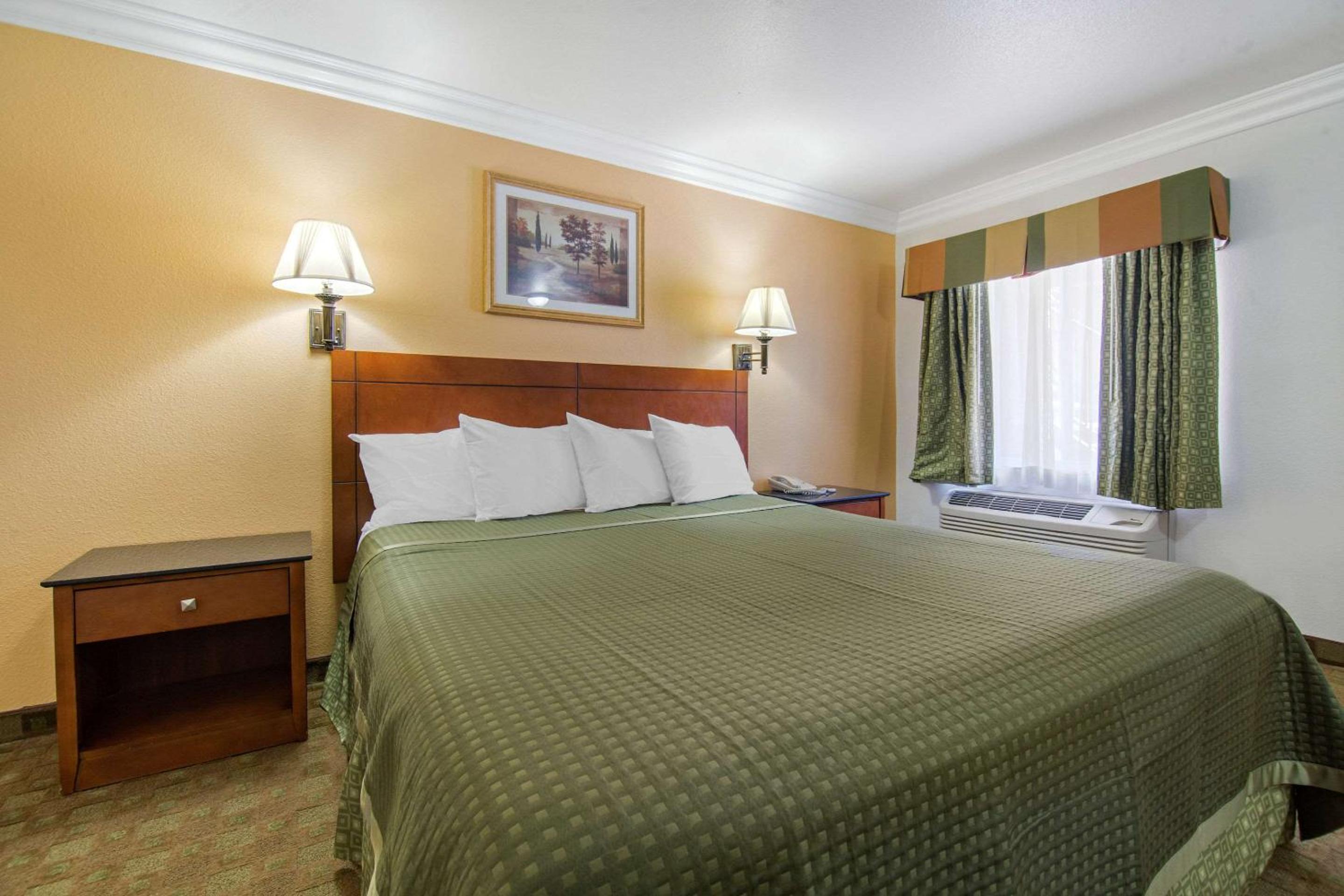 King Room - Non-Smoking photo 3
