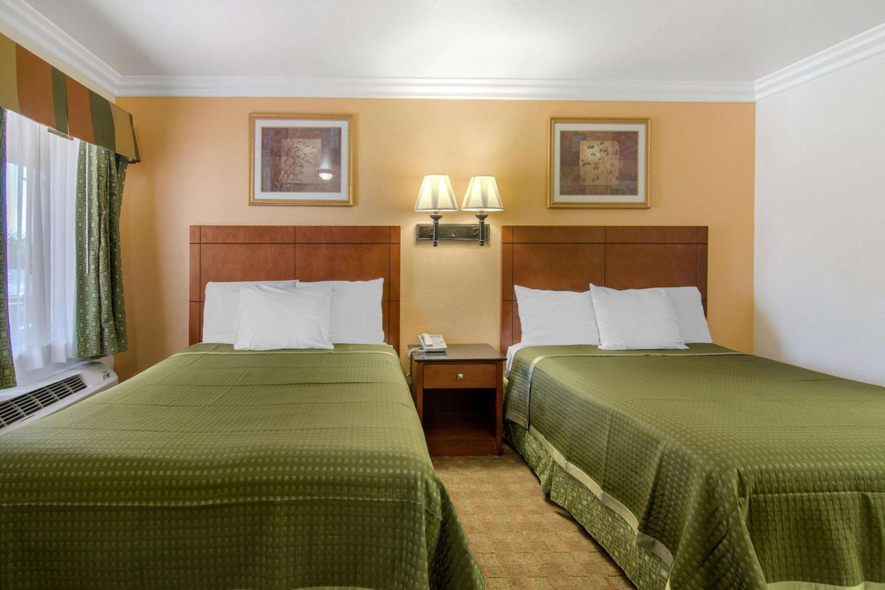 Queen Room with Two Queen Beds - Non-Smoking photo 3
