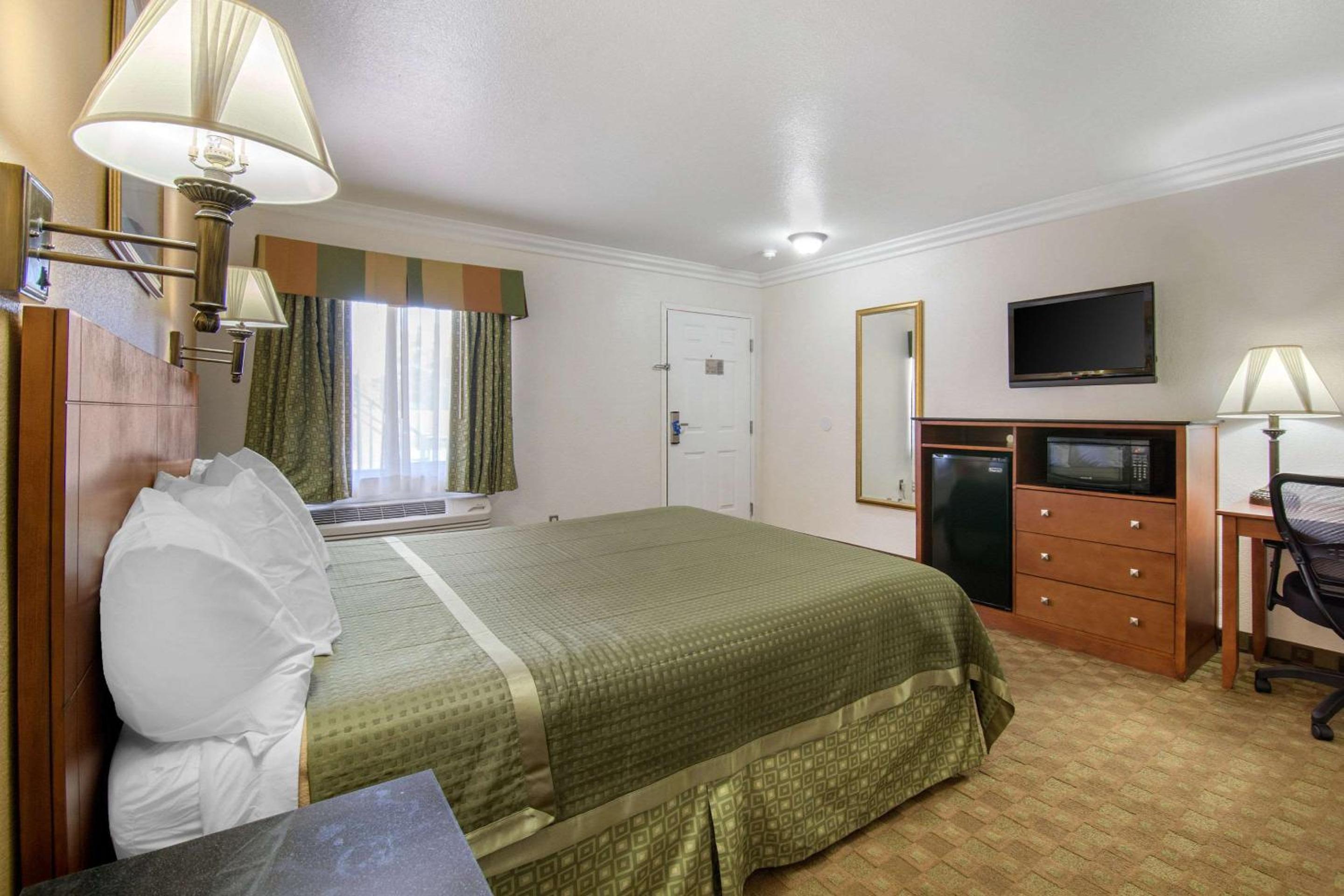 King Room - Non-Smoking photo 2