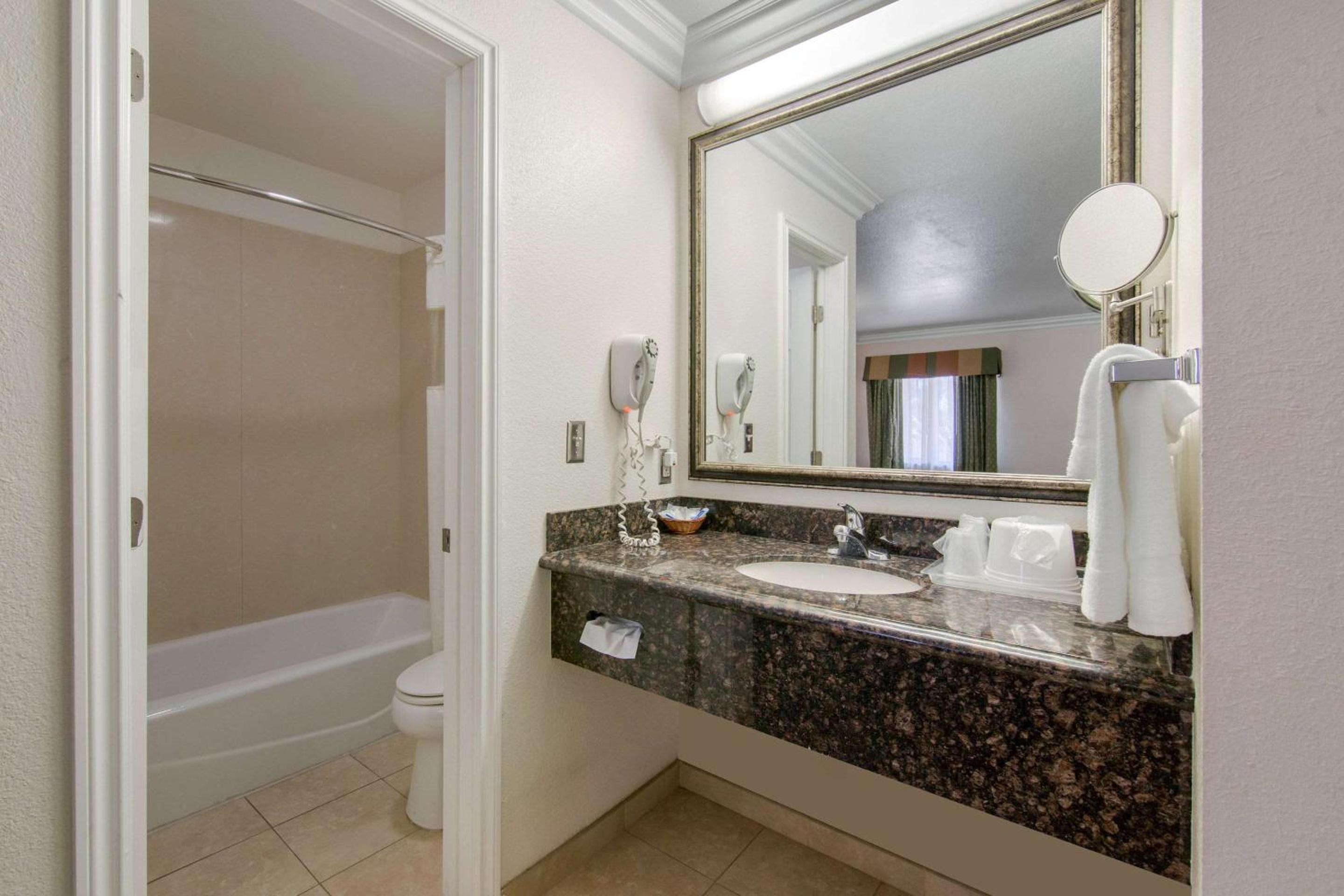 Queen Room with Two Queen Beds - Non-Smoking photo 2