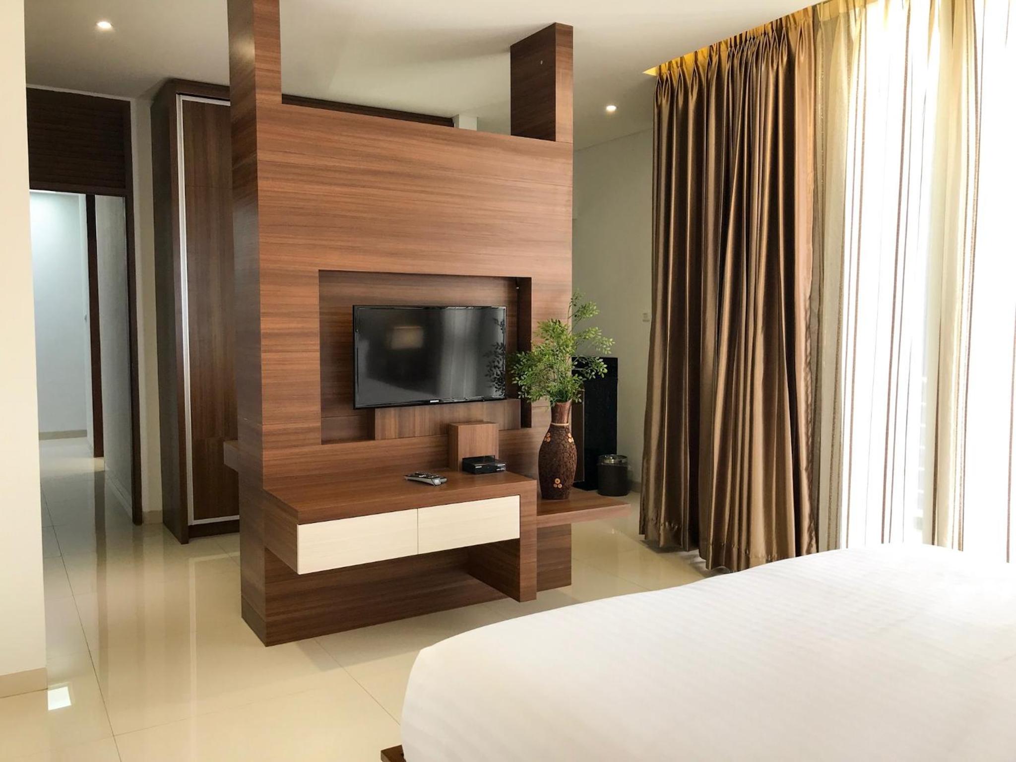 Three-Bedroom Suite - Photo 2