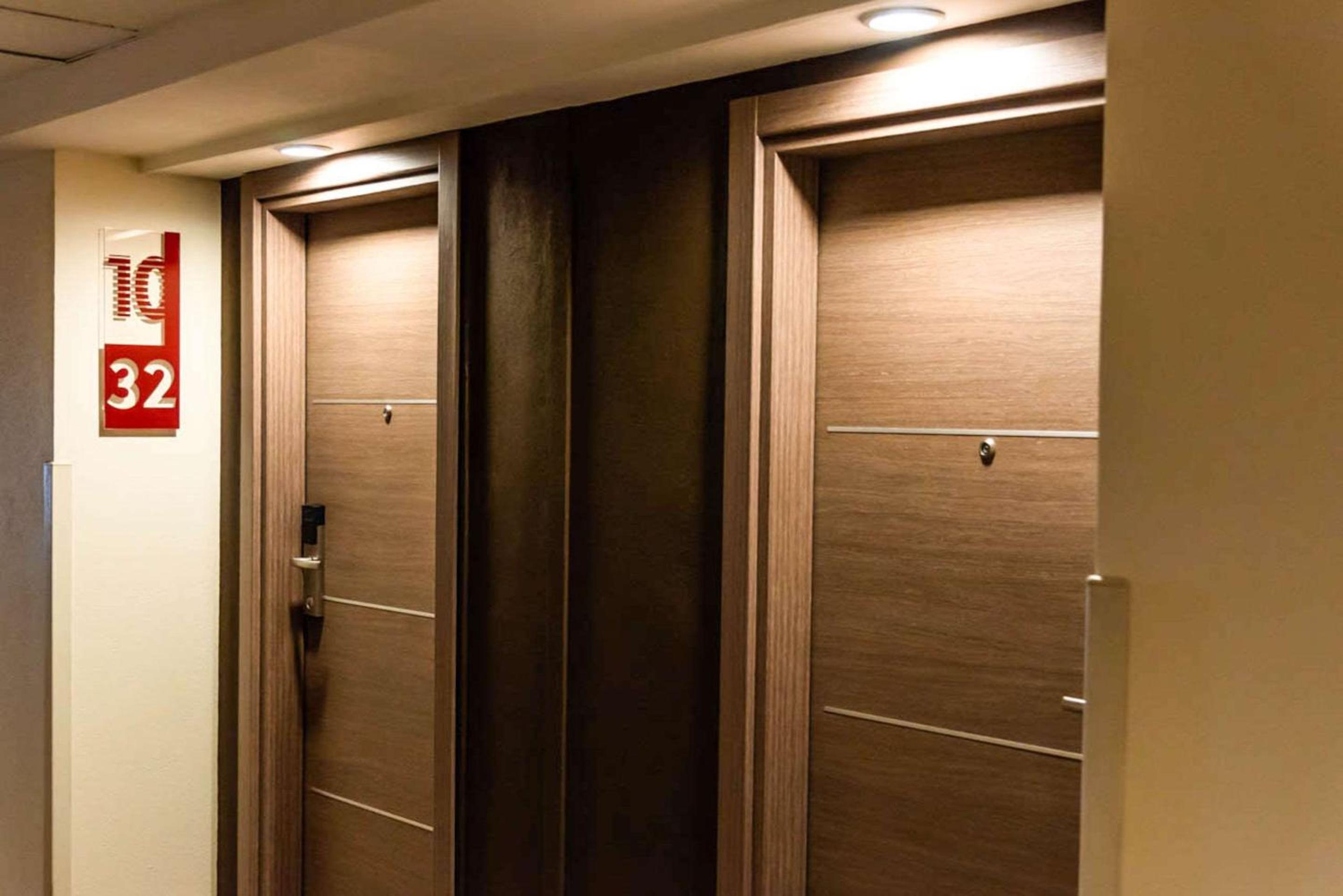 King Room - Non-Smoking - Photo 7