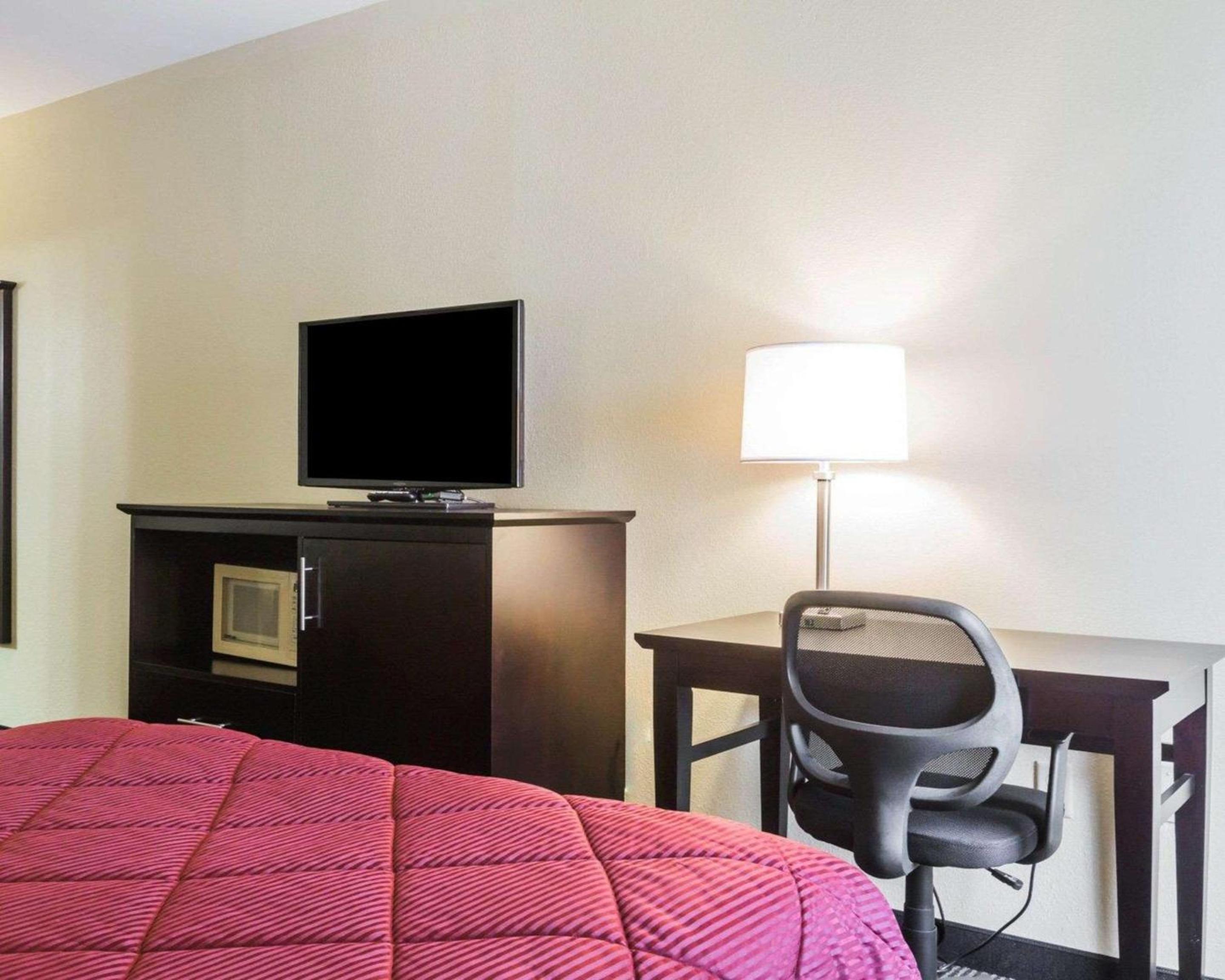 Queen Room with Two Queen Beds - Non-Smoking photo 3