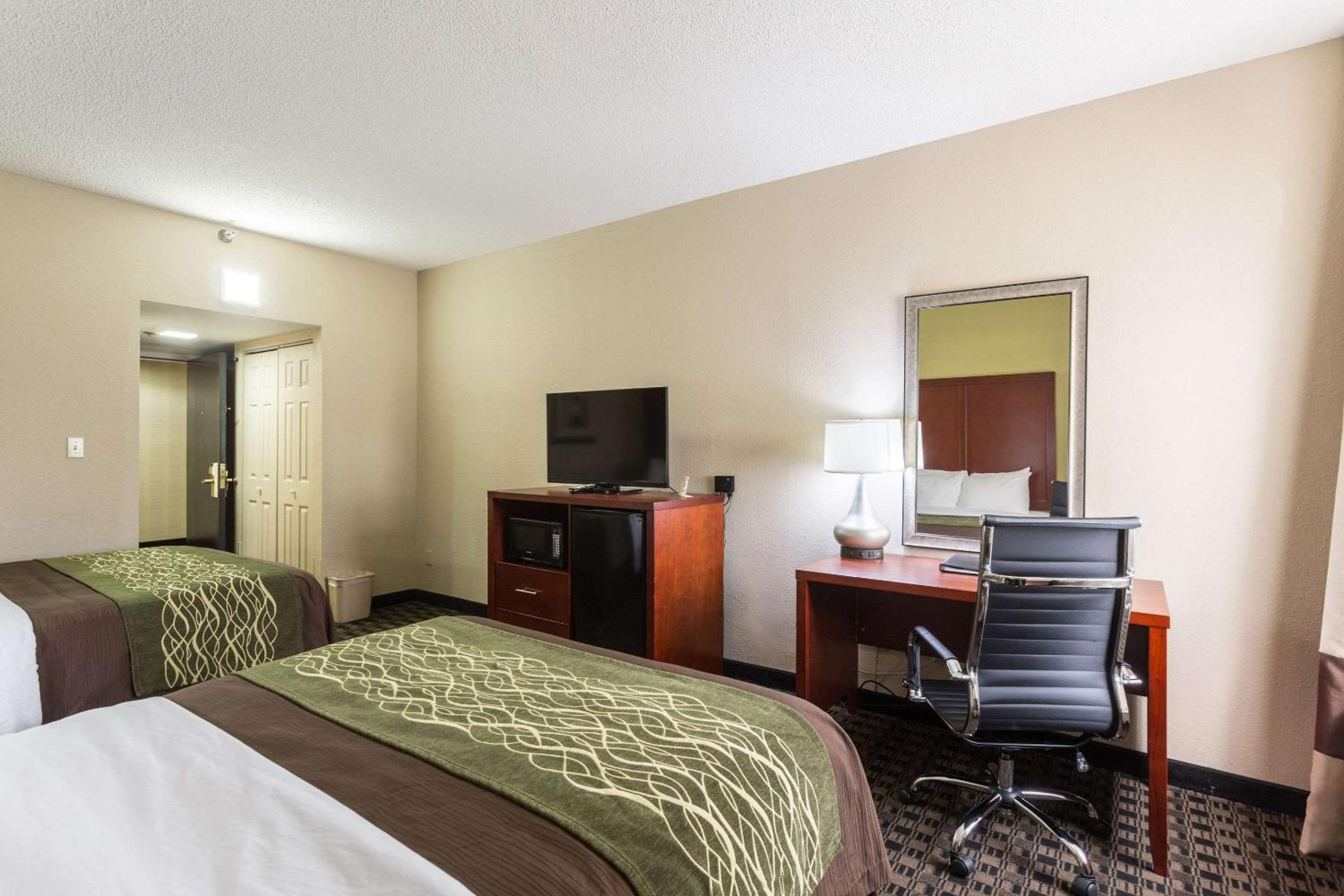 Queen Room with Two Queen Beds - Non-Smoking - Photo 3