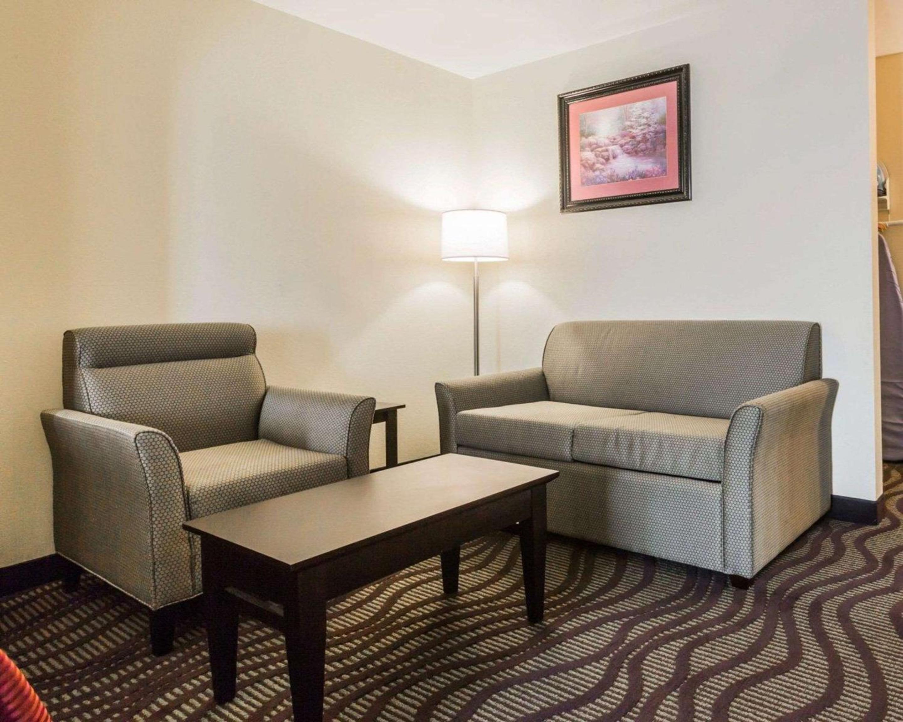 Queen Suite - Non-Smoking photo 3
