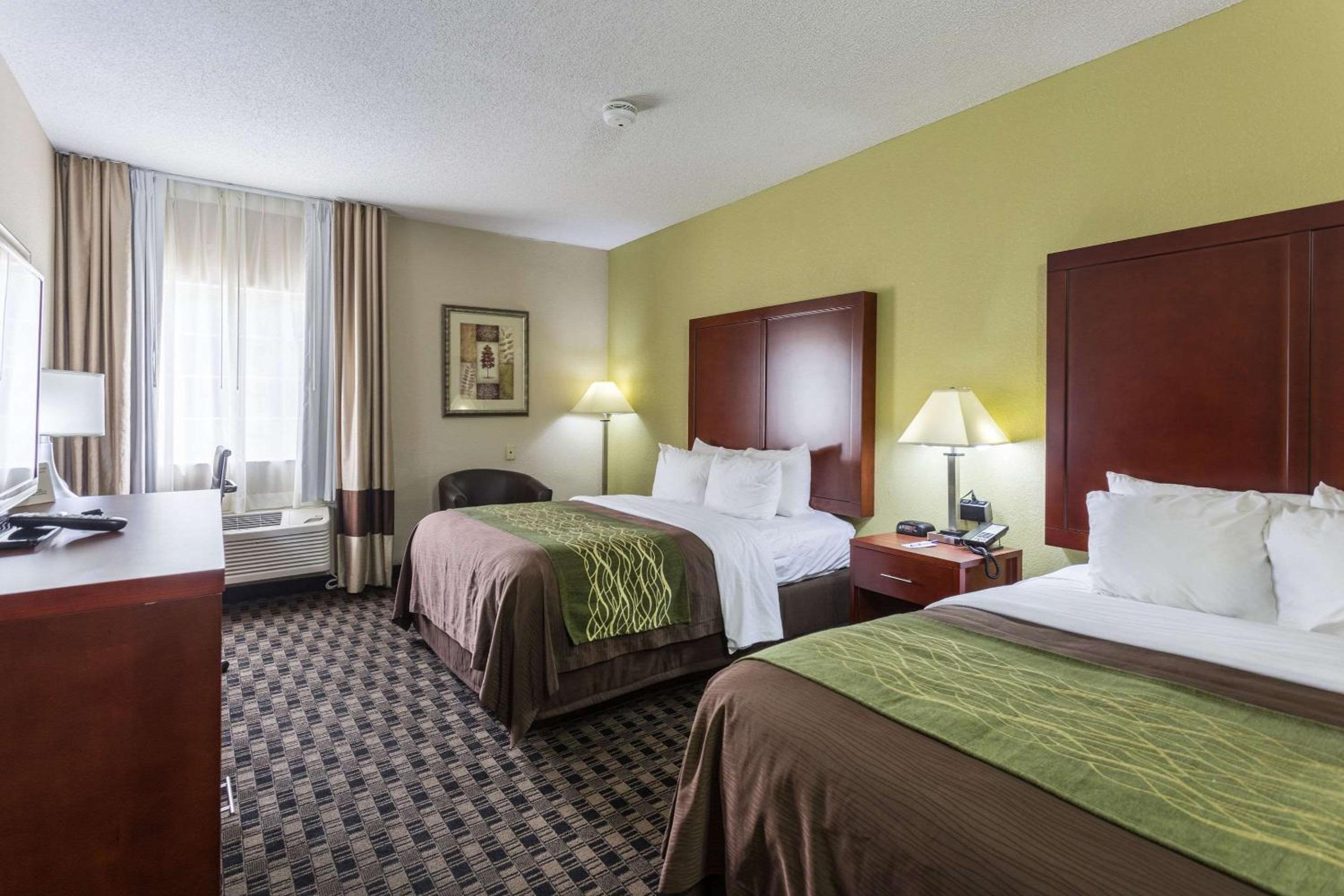 Queen Room with Two Queen Beds - Non-Smoking - Photo 2
