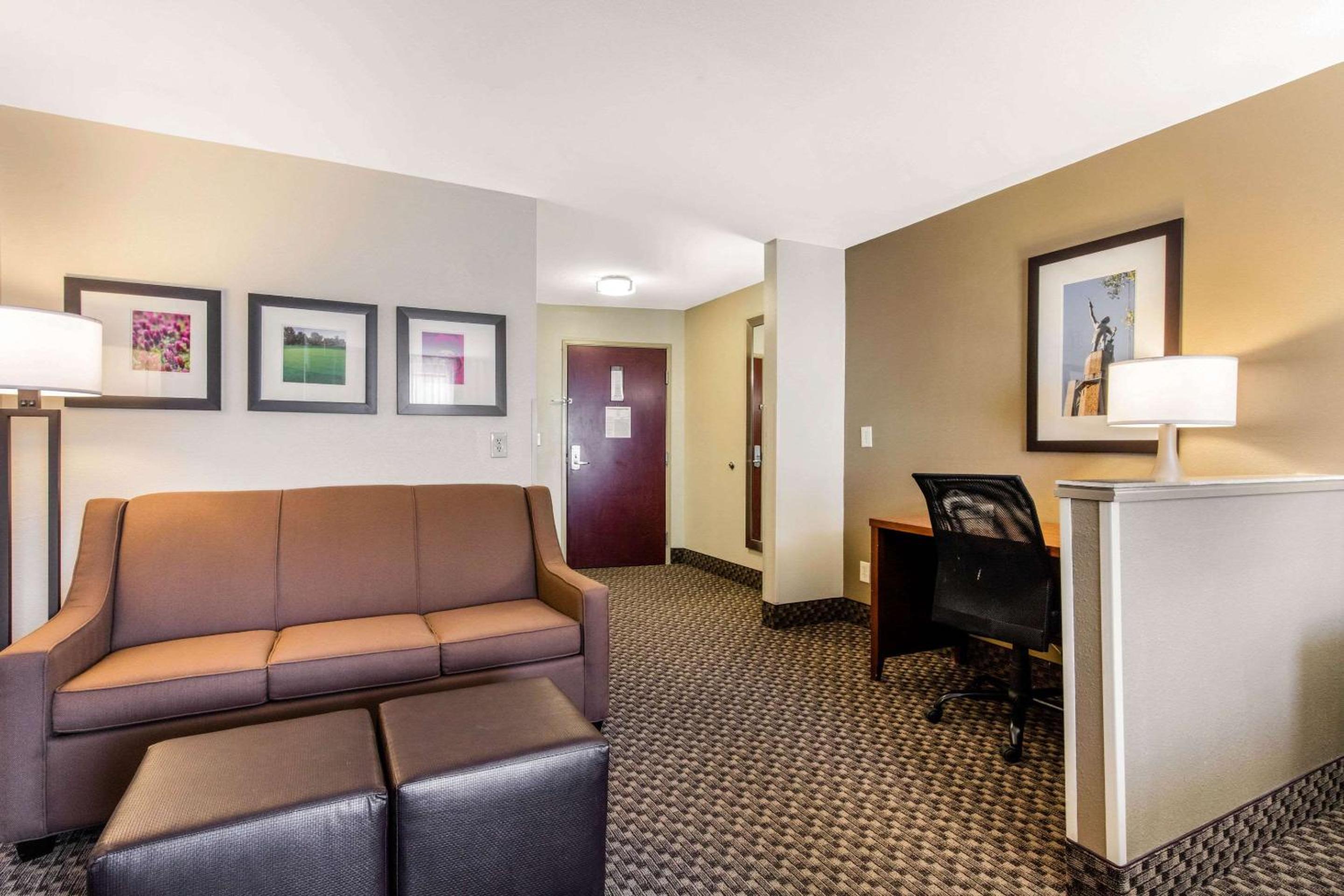 King Suite - Non-Smoking - Photo 4