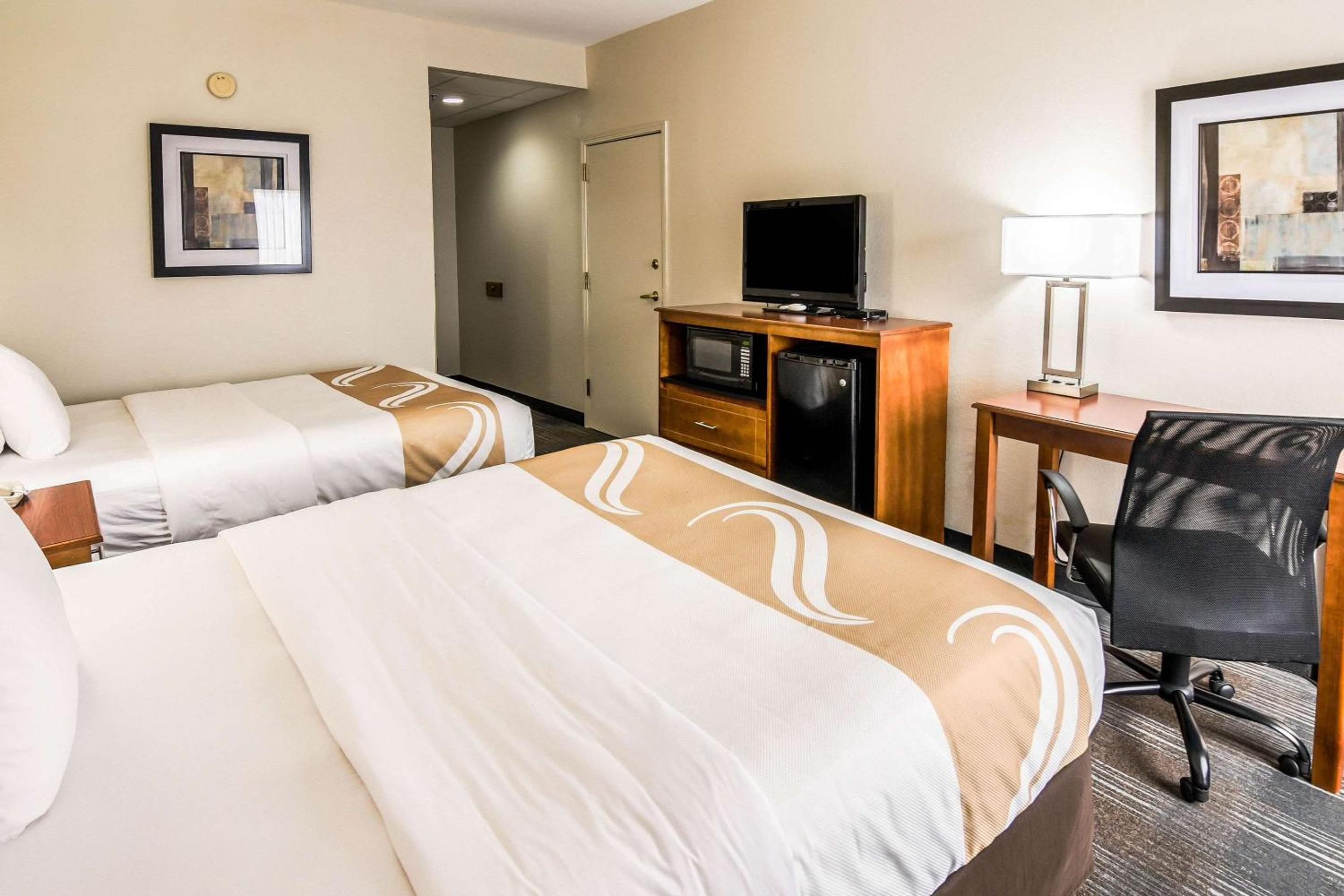 Queen Room with Two Queen Beds - Non-Smoking - Photo 2