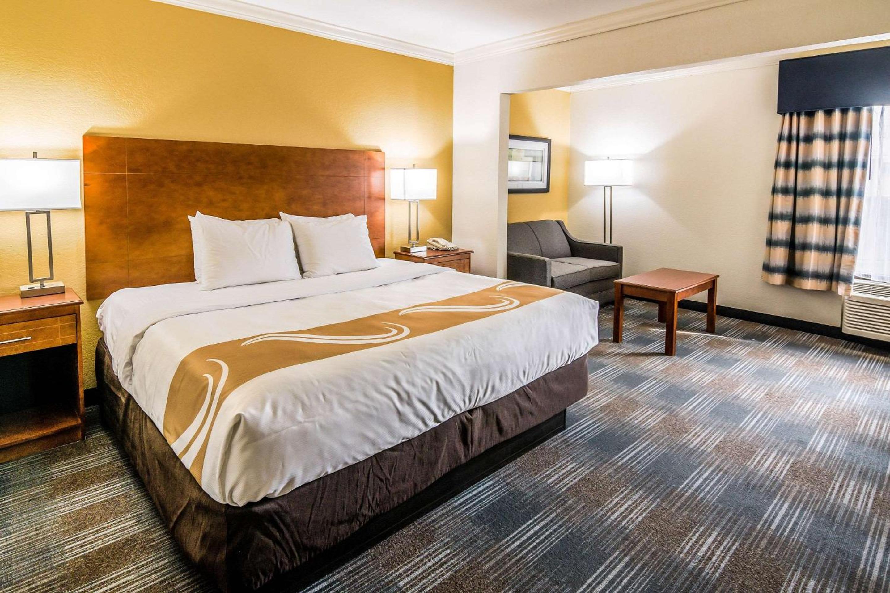 Executive King Room with Sofa Bed - Non-Smoking - Photo 2