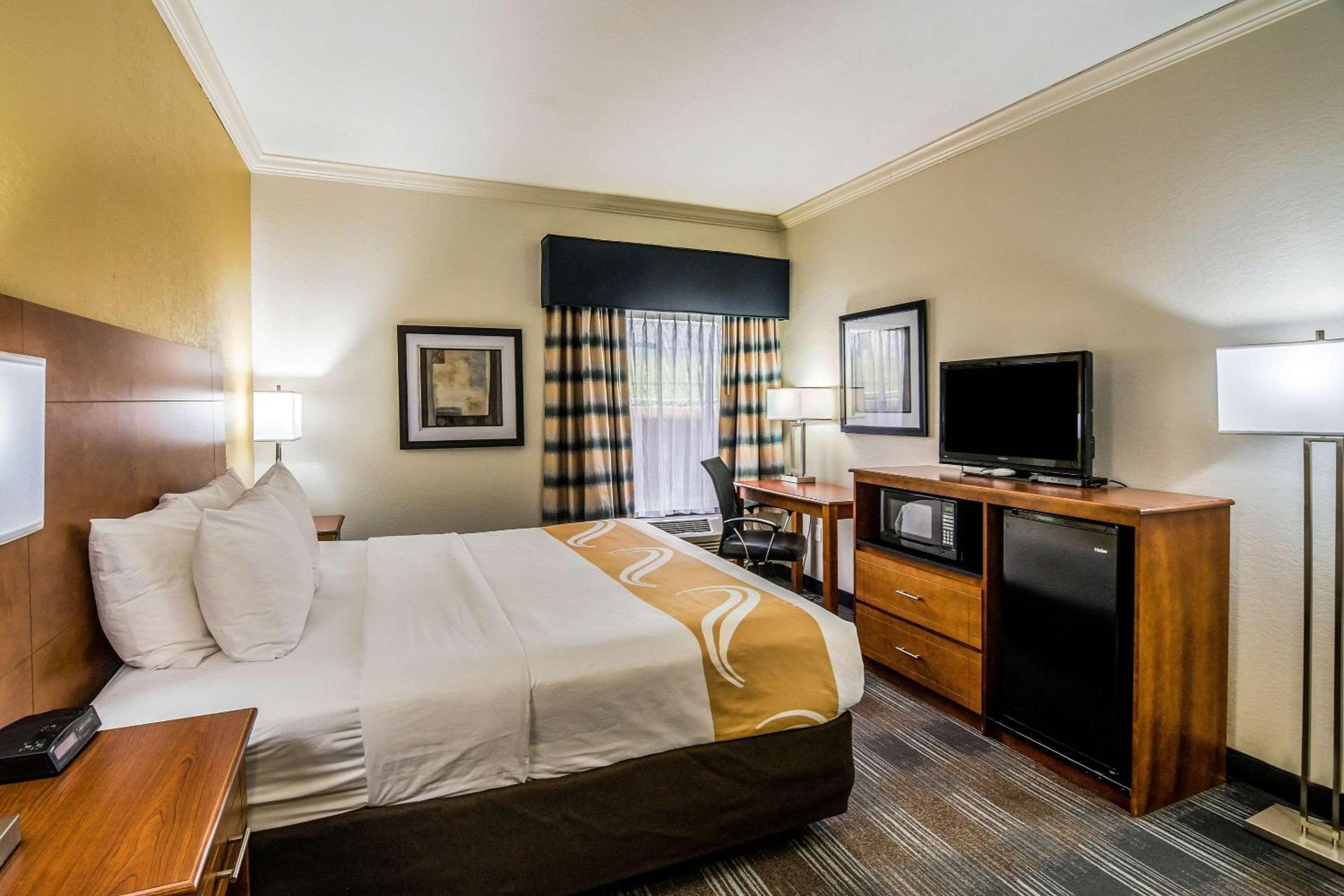 King Room - Non-Smoking - Photo 4
