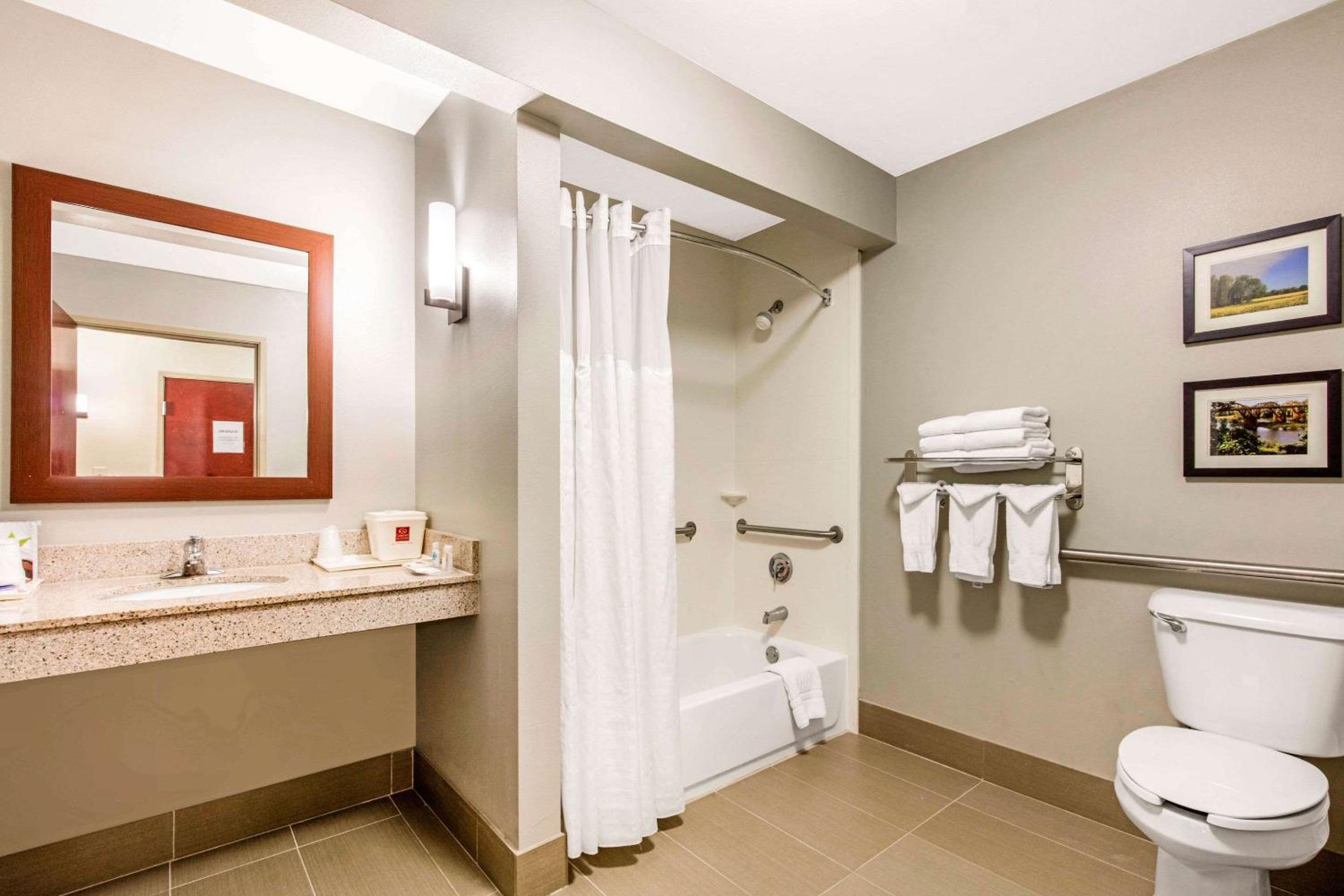 King Suite - Non-Smoking - Photo 3