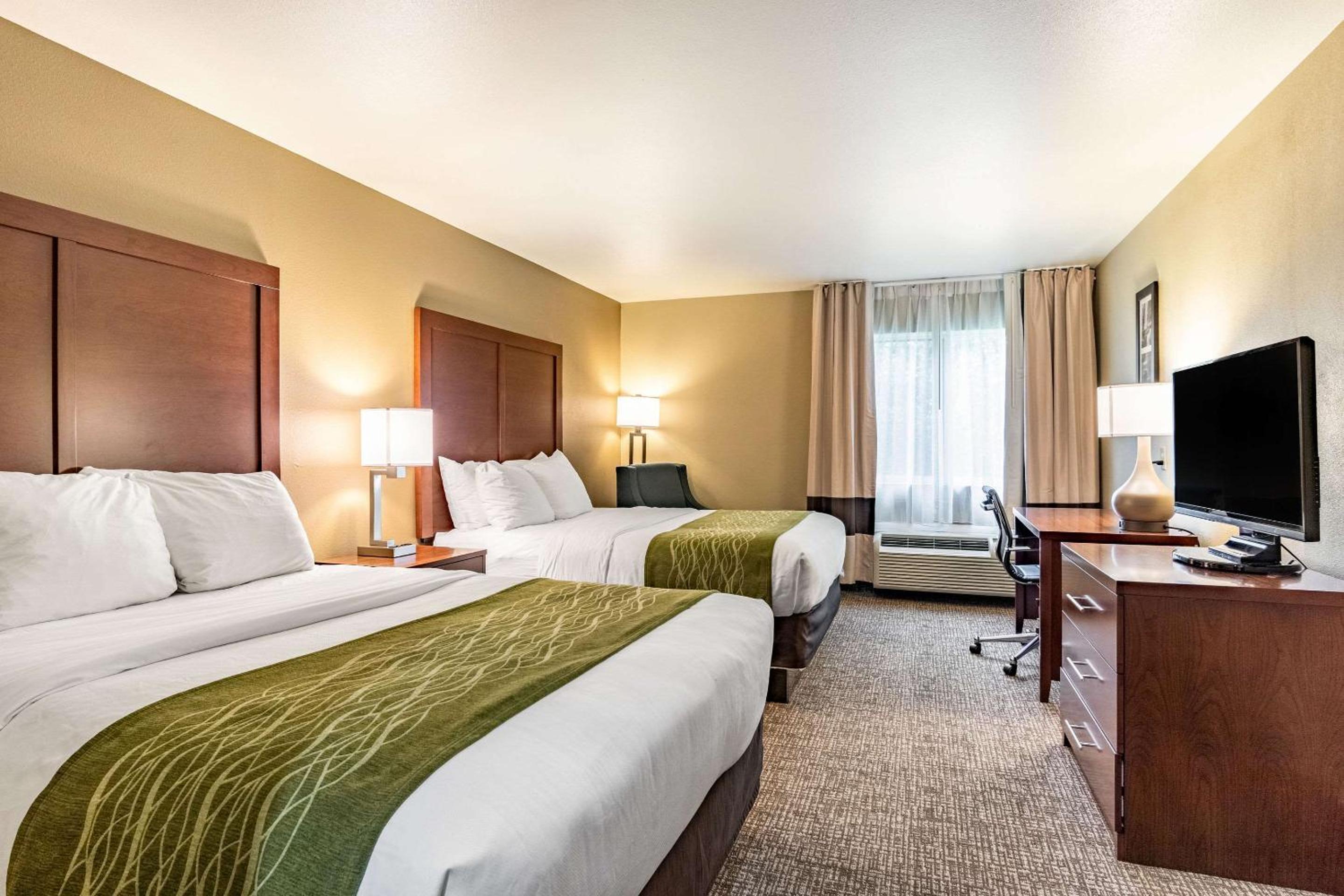 Queen Room with Two Queen Beds - Non-Smoking - Photo 1