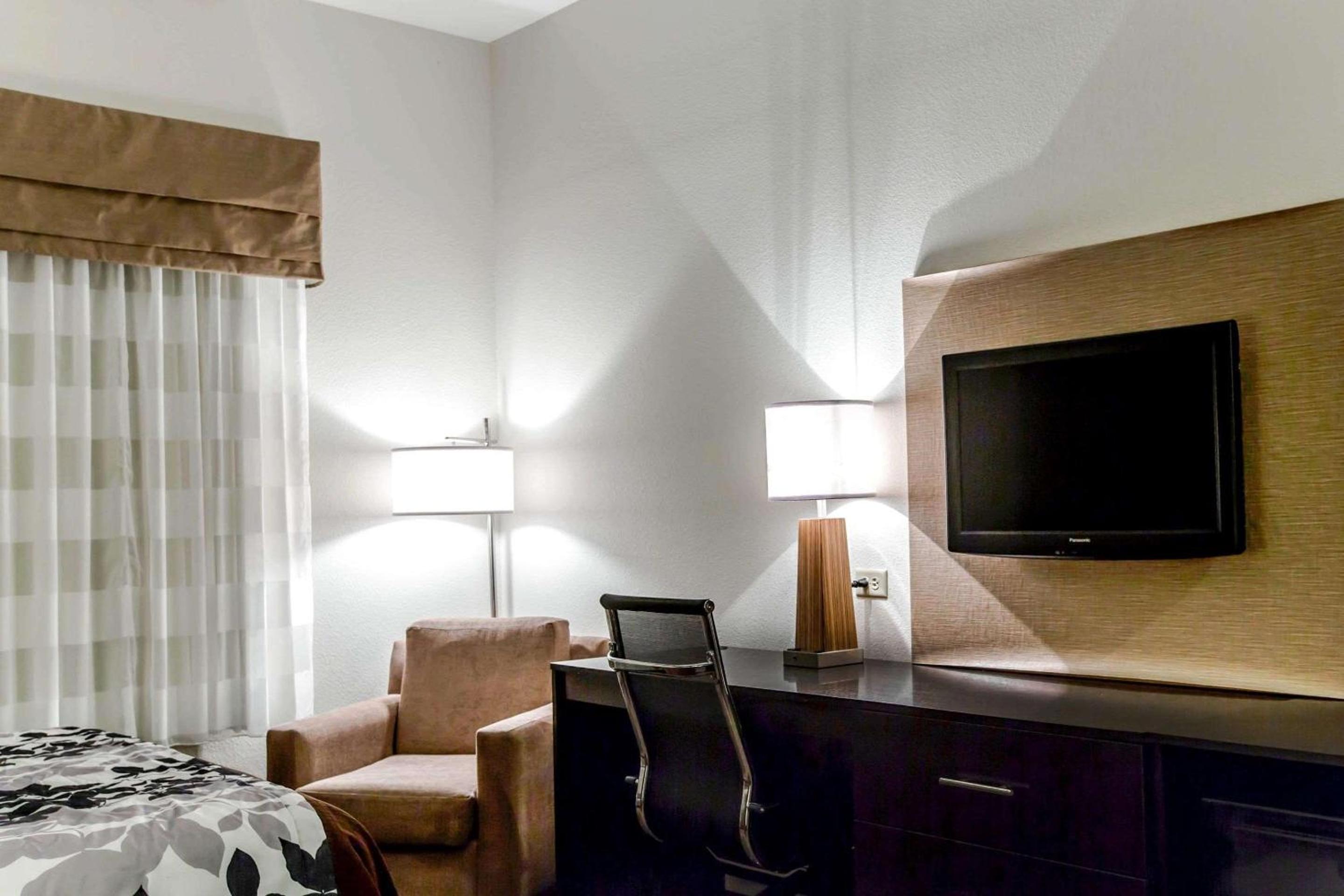 Queen Room with Two Queen Beds - Non-Smoking - Photo 1