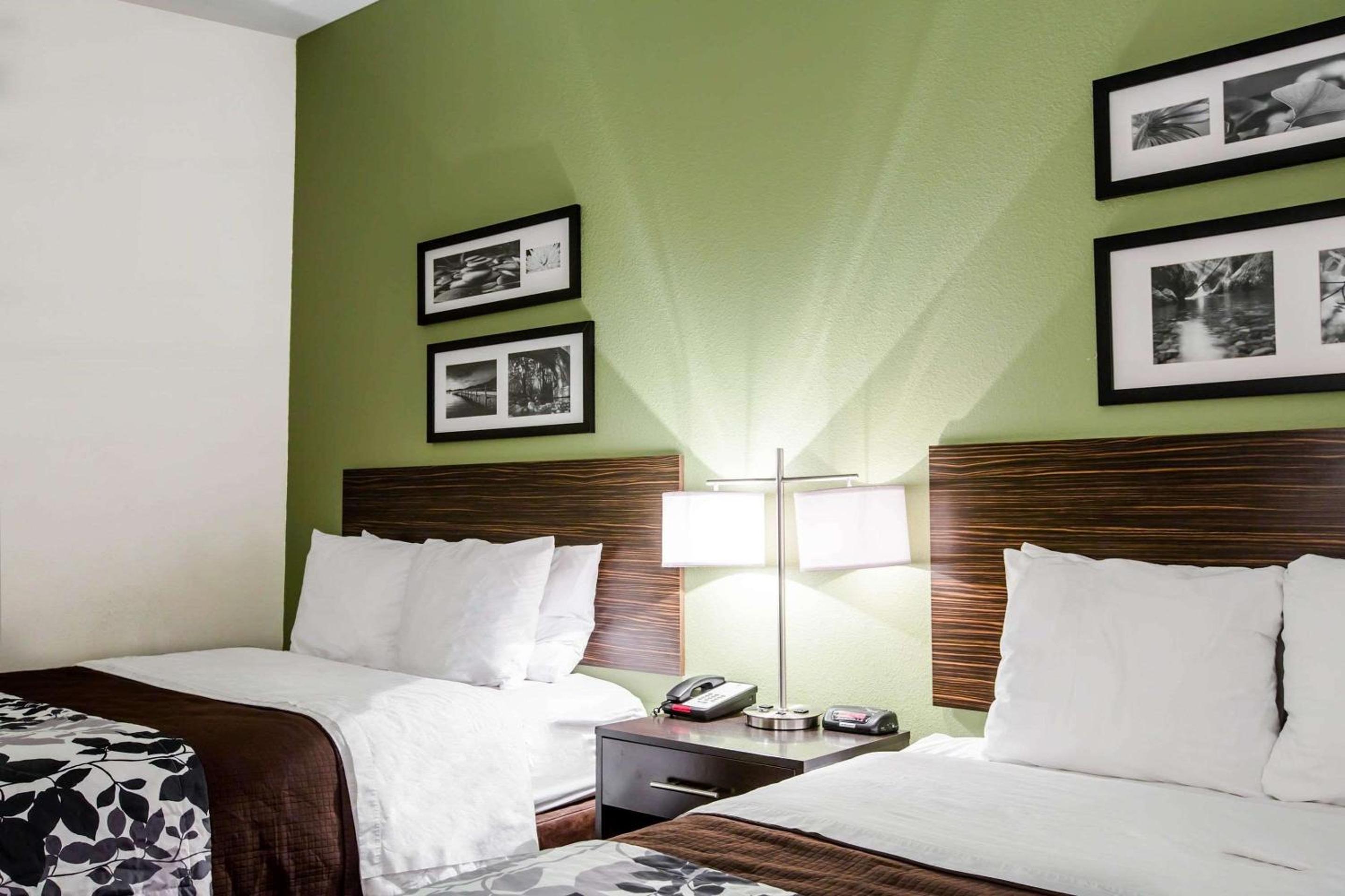 Queen Room with Two Queen Beds - Non-Smoking - Photo 2