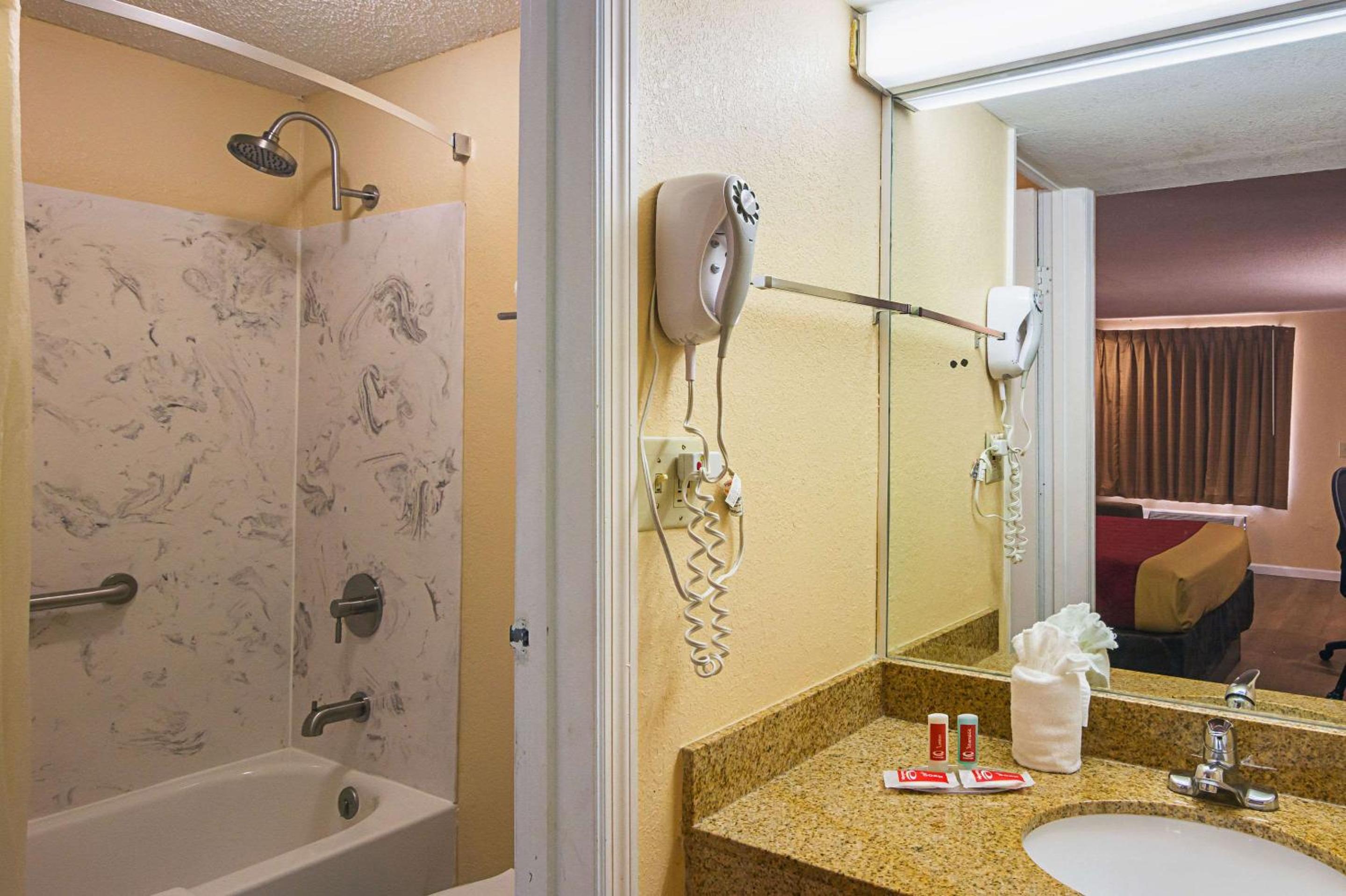 King Room - Non-Smoking - Photo 8