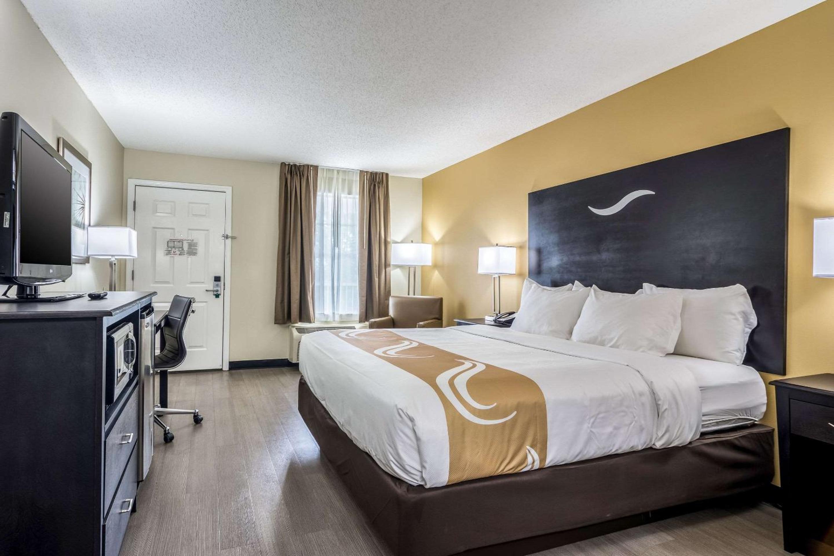 King Room - Non-Smoking - Photo 7