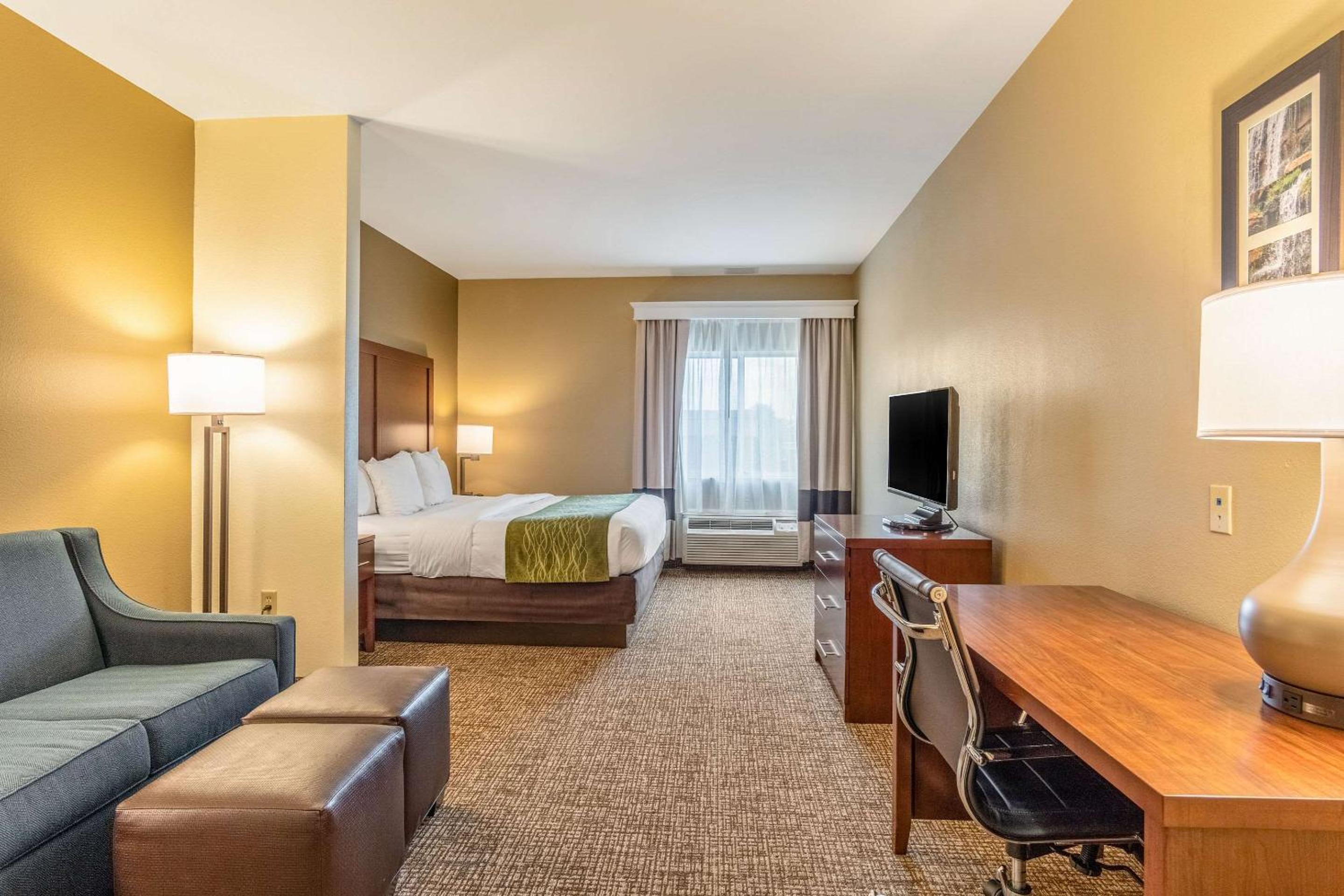King Suite - Non-Smoking - Photo 5
