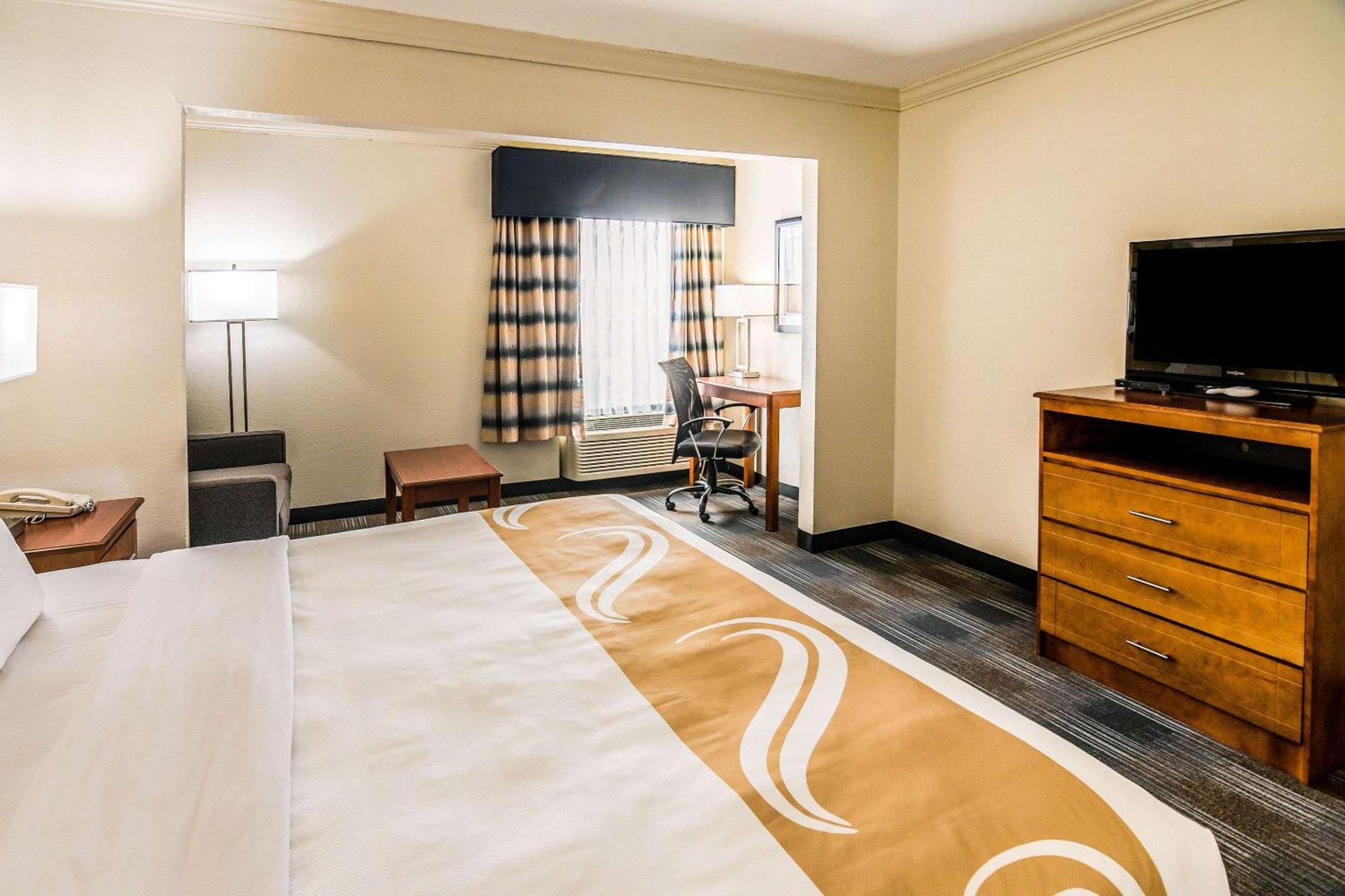 Executive King Room with Sofa Bed - Non-Smoking - Photo 3