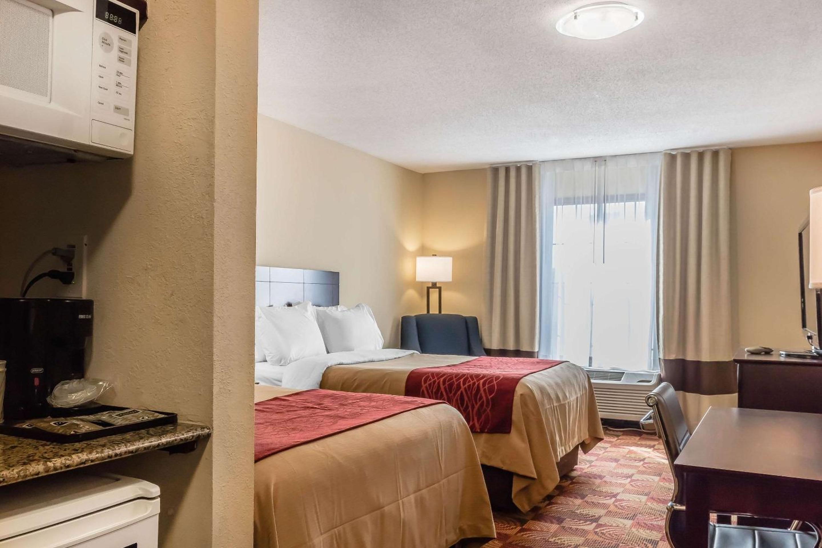 Queen Room with Two Queen Beds - Non-Smoking photo 1