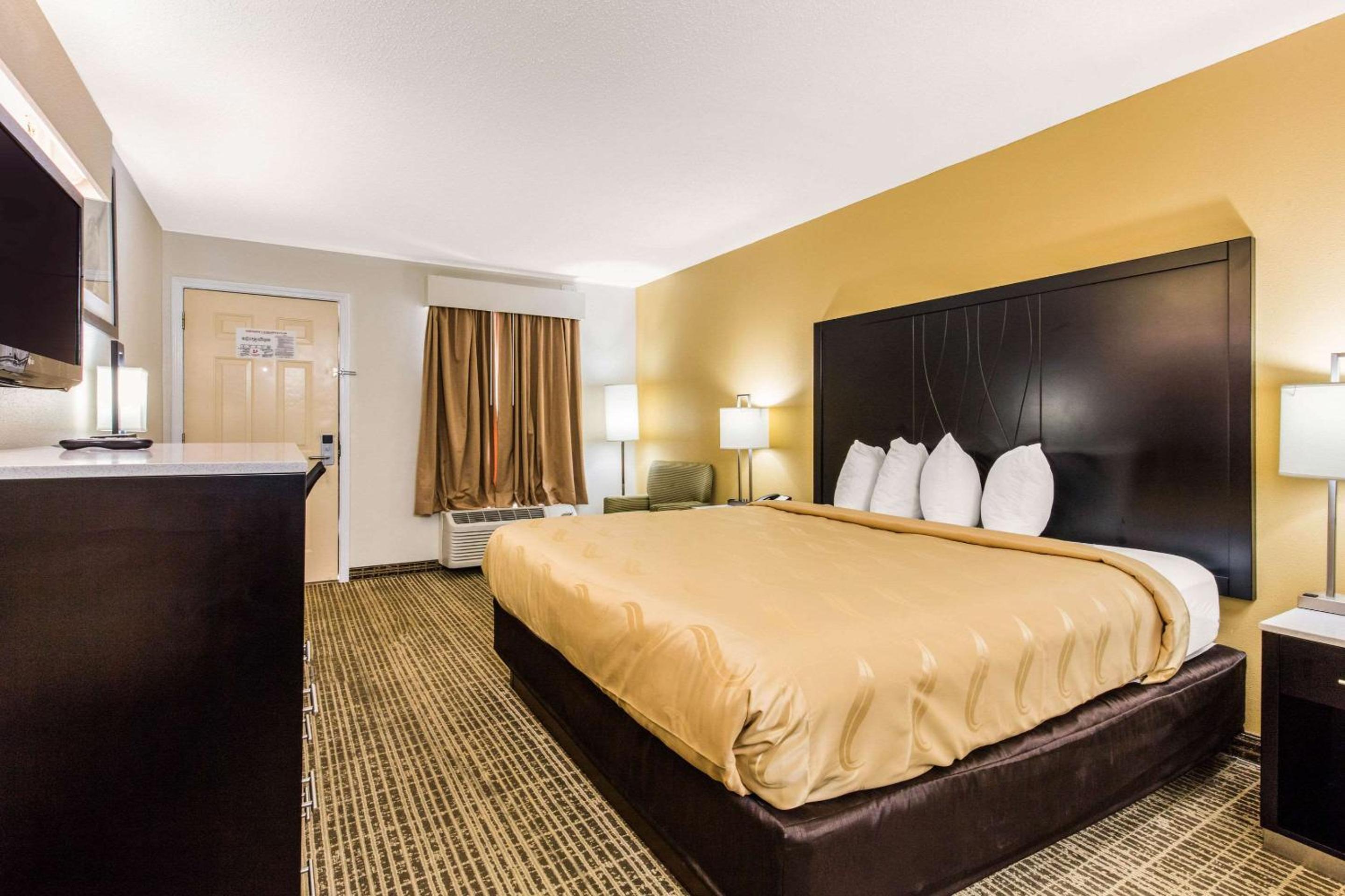 King Room - Non-Smoking - Photo 2