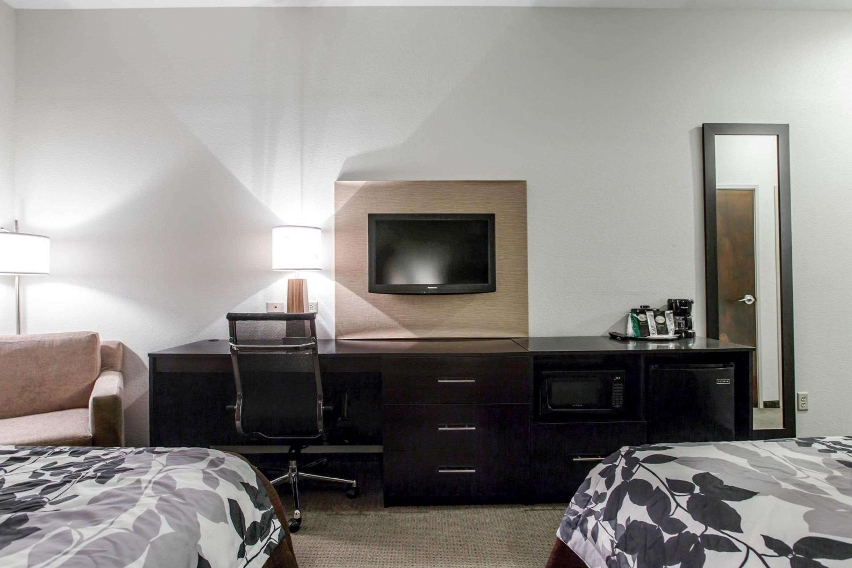 Queen Room with Two Queen Beds - Non-Smoking - Photo 3