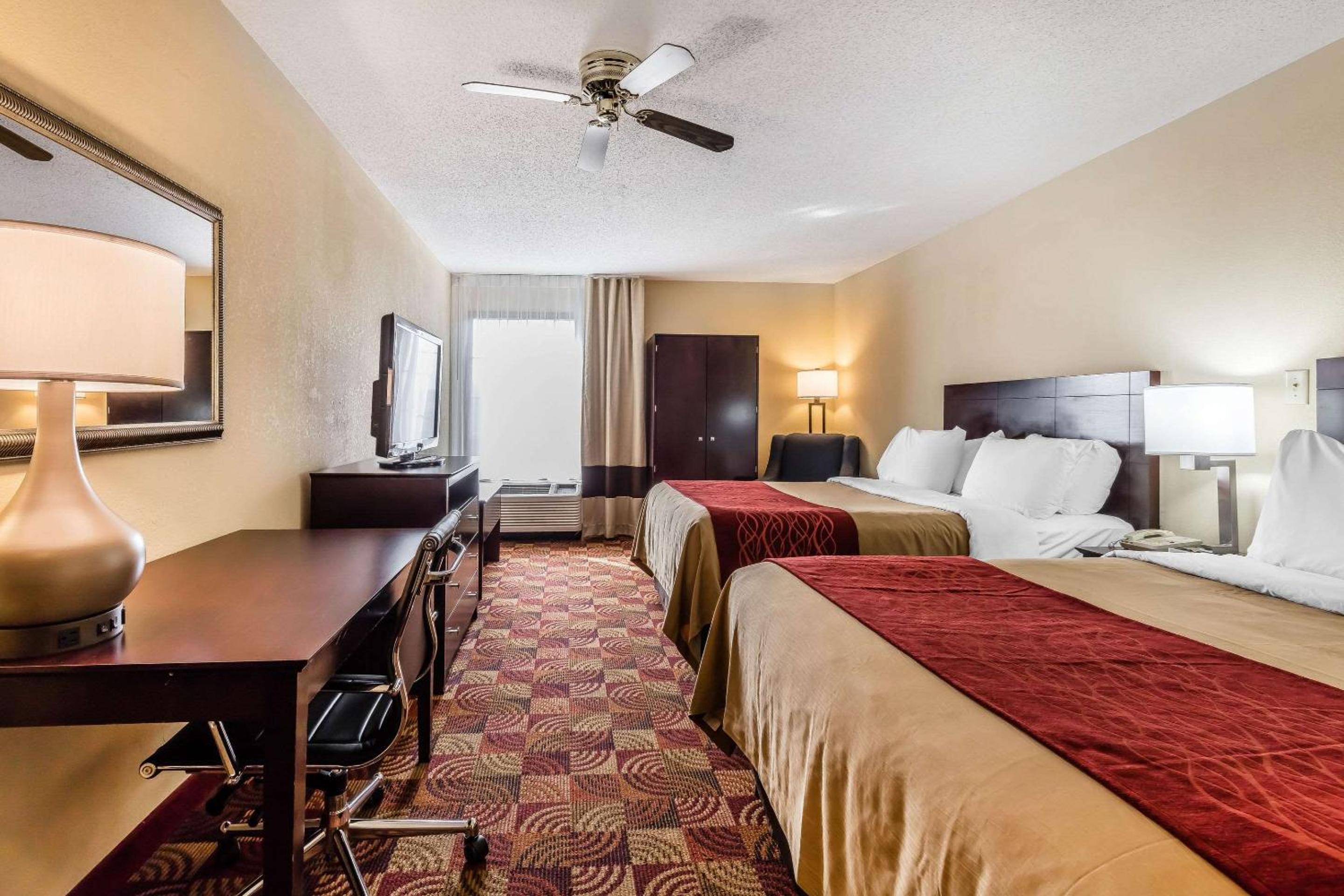 Queen Room with Two Queen Beds - Non-Smoking photo 2