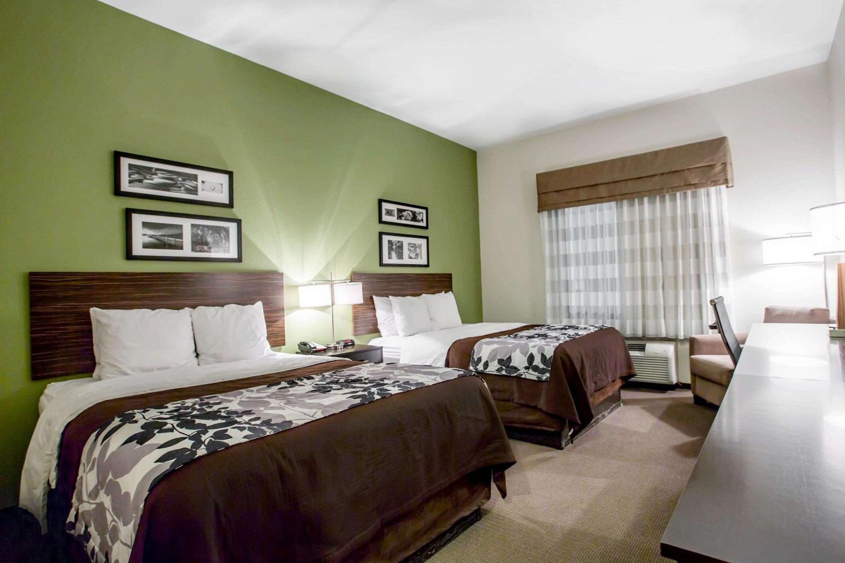 Queen Room with Two Queen Beds - Non-Smoking - Photo 4