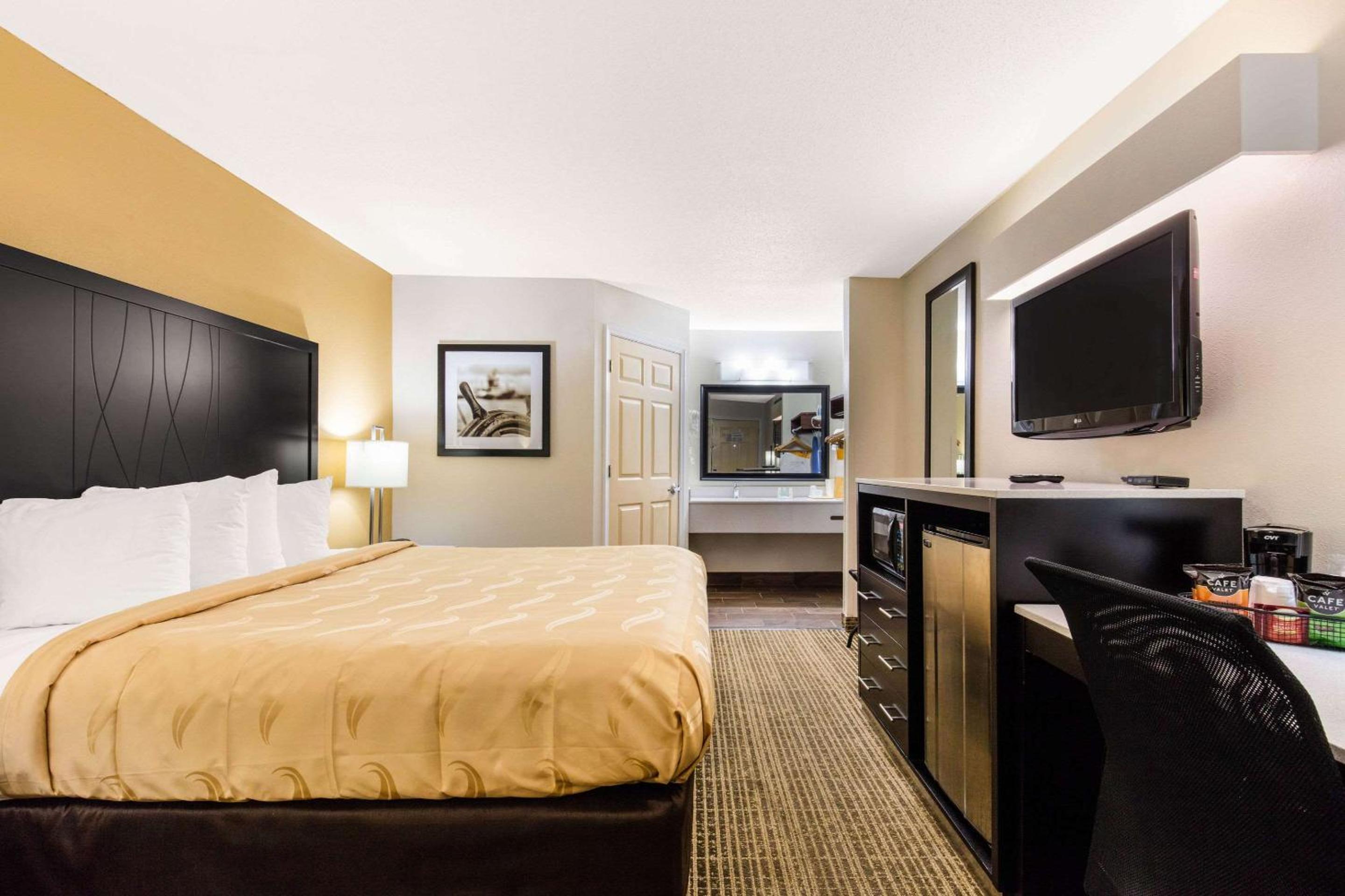 King Room - Non-Smoking - Photo 6