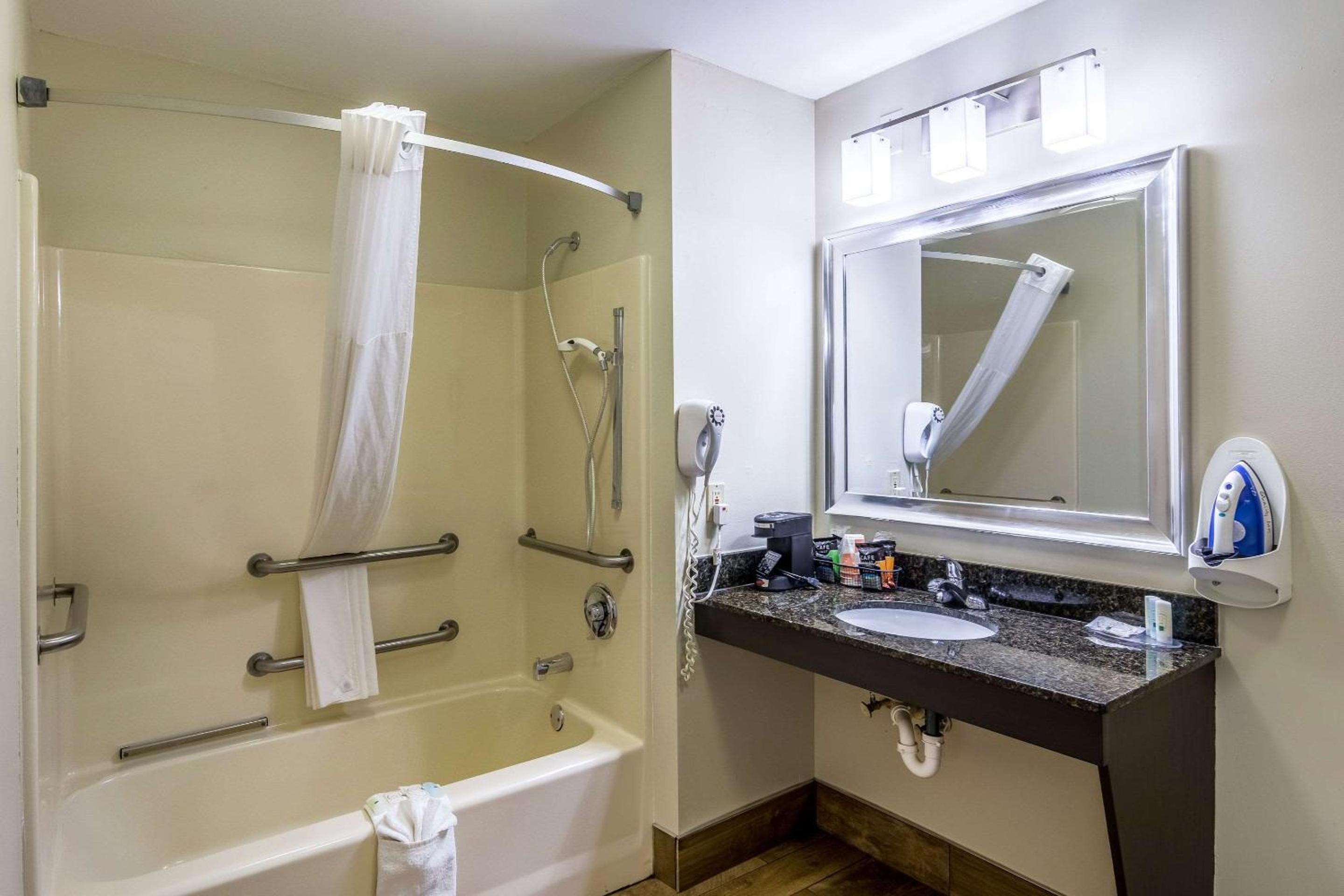 Double Room with Two Double Beds - Accessible/Non-Smoking - Photo 2