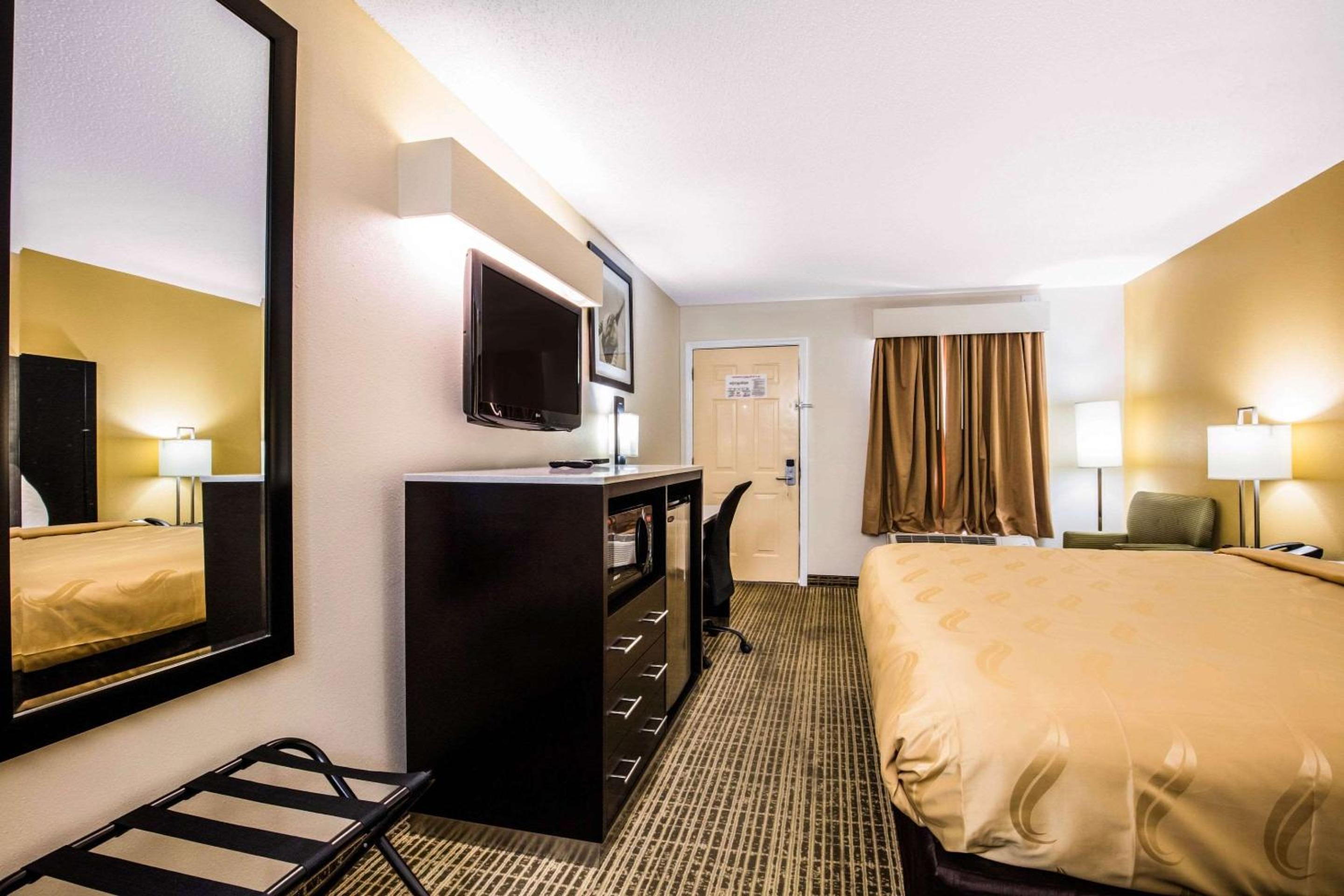 King Room - Non-Smoking - Photo 3